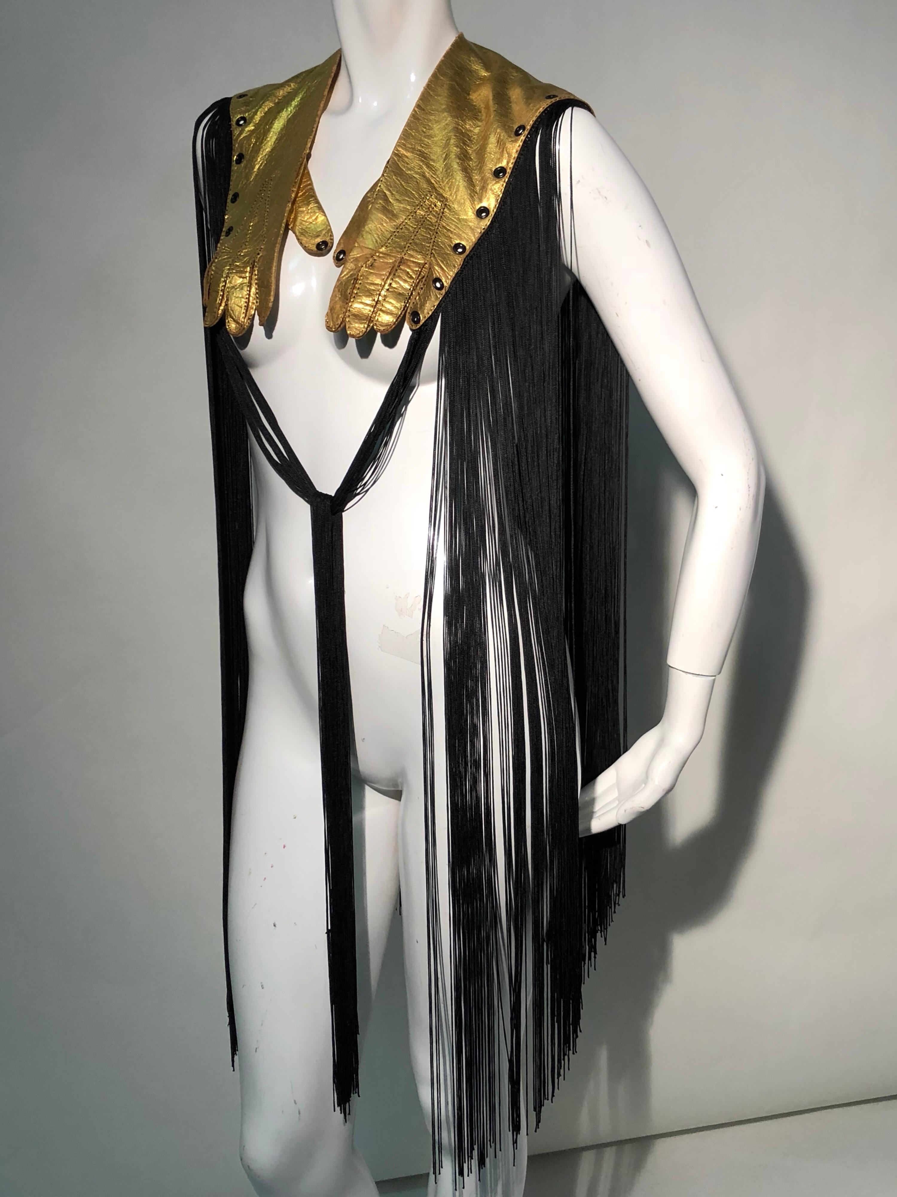 Torso Creations - Gants en cuir doré et longue cape à franges en rayonne noire, années 1940 en vente 6