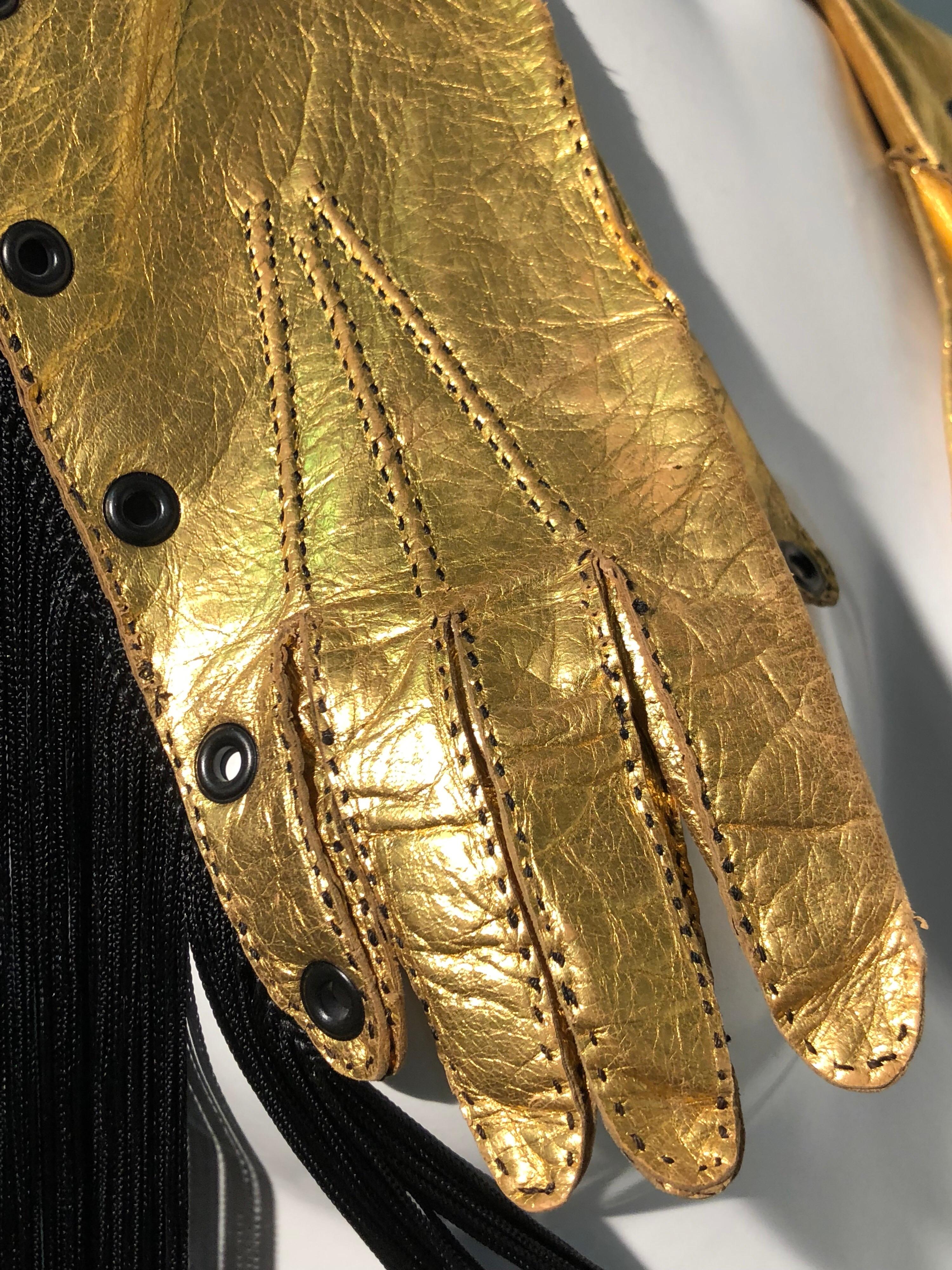 Torso Creations - Gants en cuir doré et longue cape à franges en rayonne noire, années 1940 en vente 7