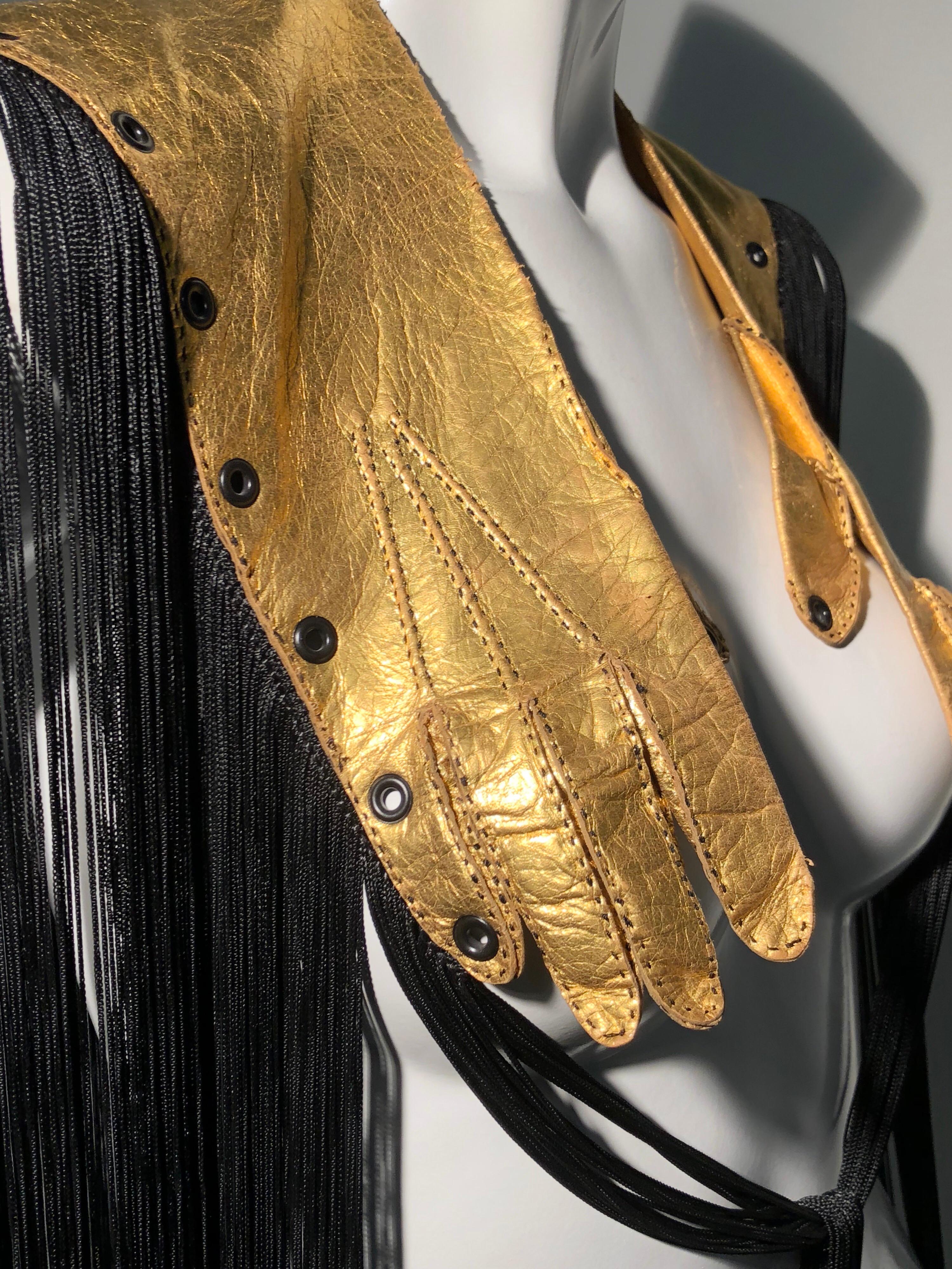 Torso Creations - Gants en cuir doré et longue cape à franges en rayonne noire, années 1940 en vente 9