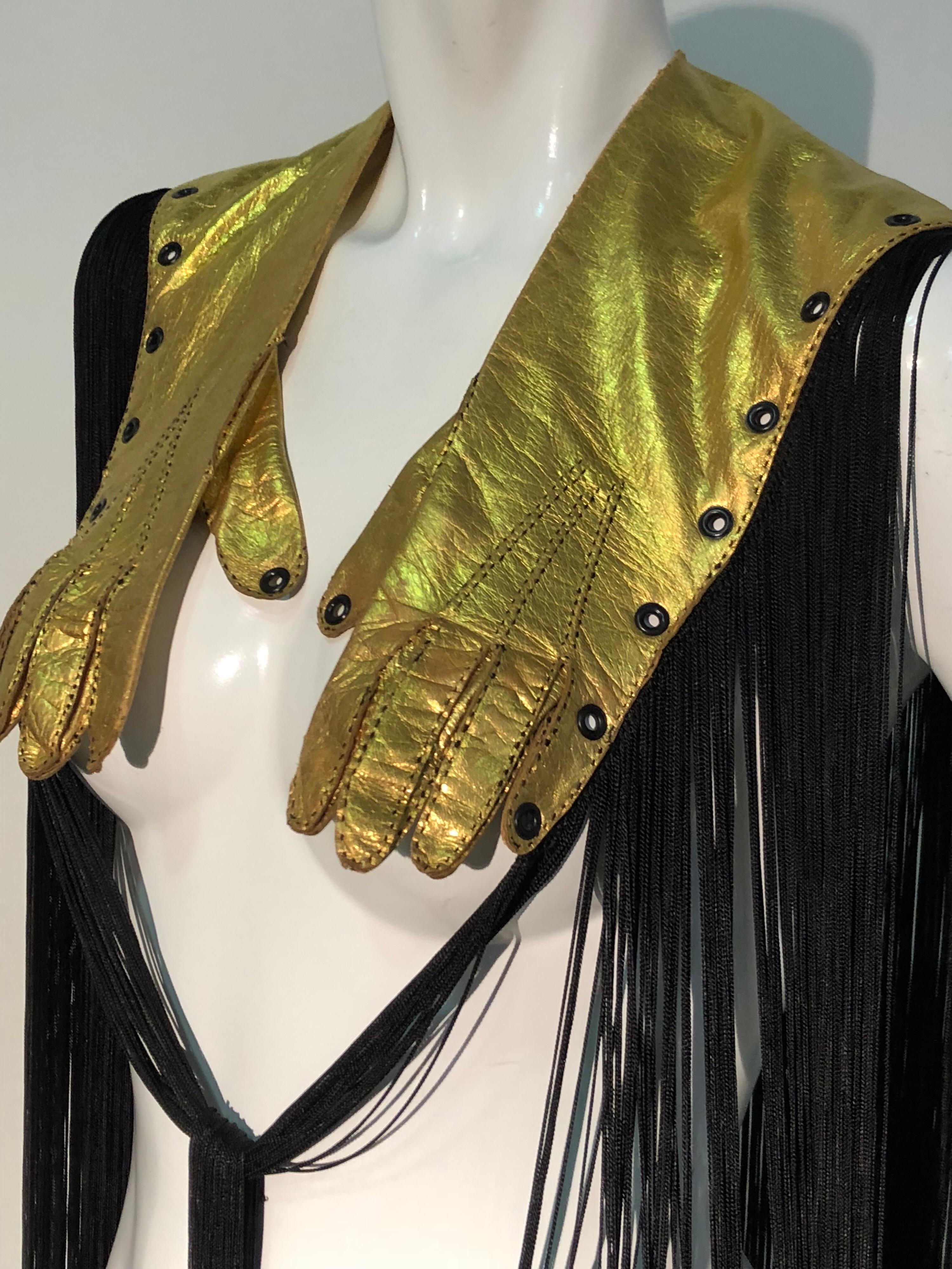 Torso Creations - Gants en cuir doré et longue cape à franges en rayonne noire, années 1940 en vente 14