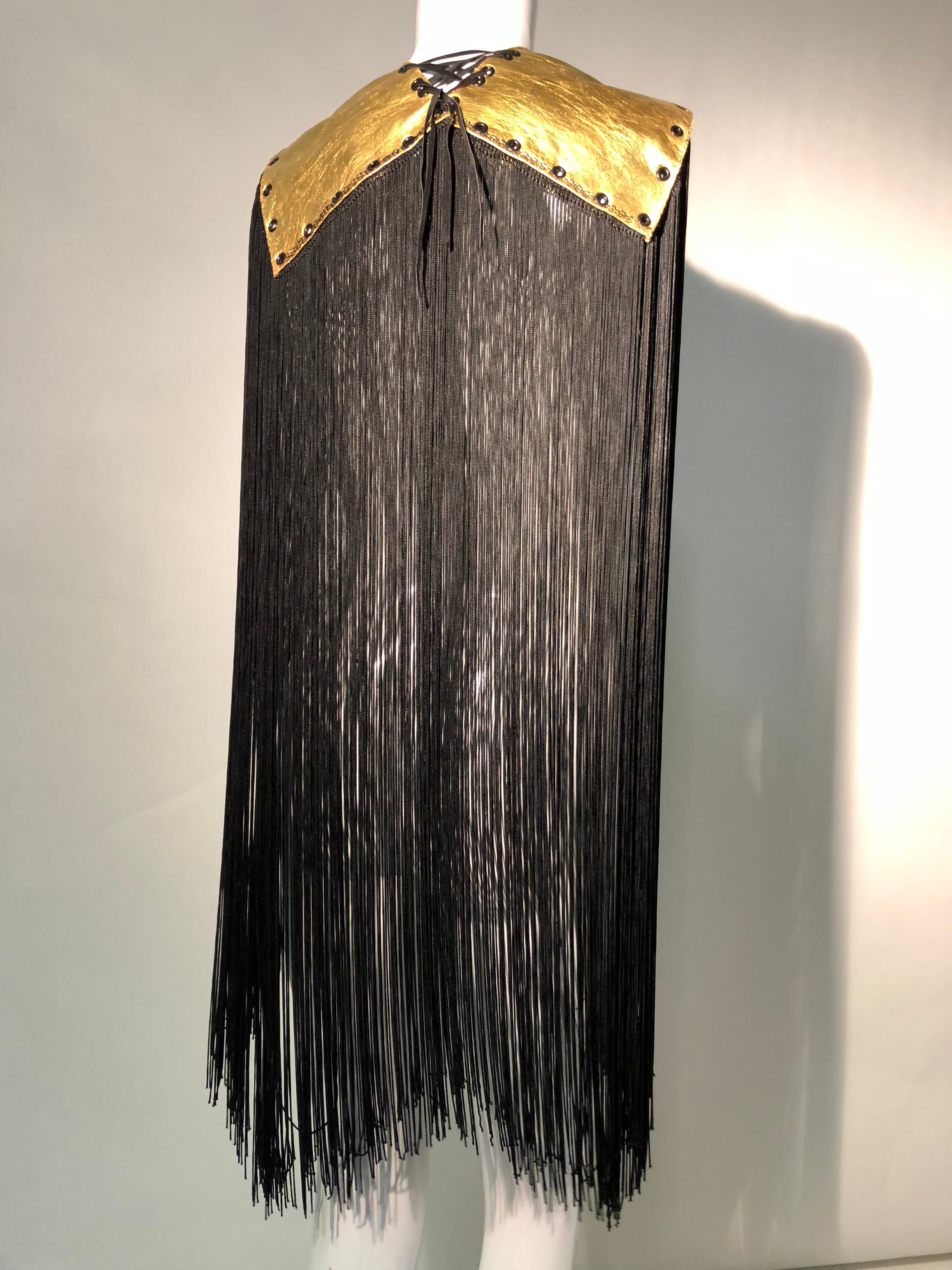 Noir Torso Creations - Gants en cuir doré et longue cape à franges en rayonne noire, années 1940 en vente