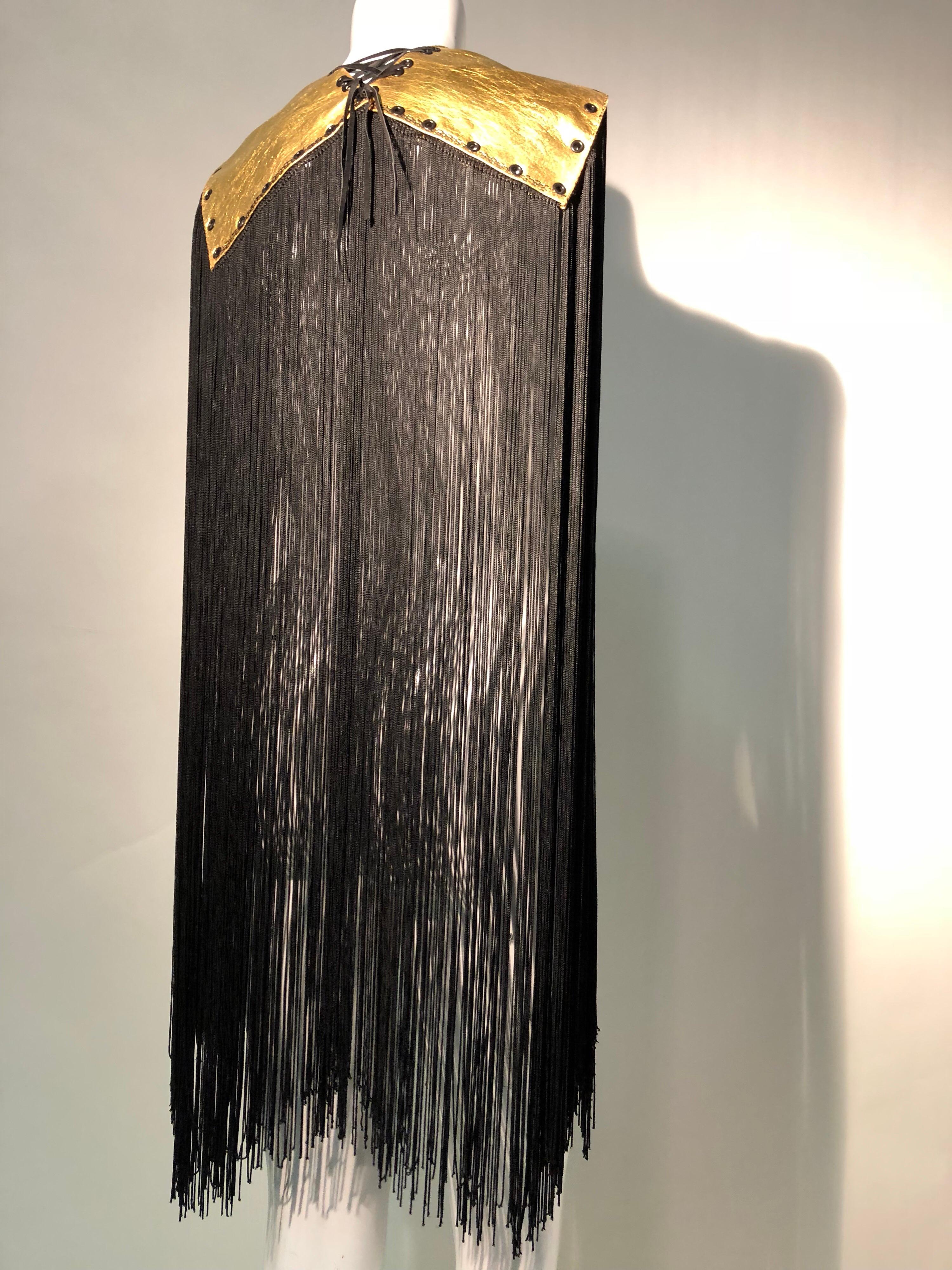 Torso Creations - Gants en cuir doré et longue cape à franges en rayonne noire, années 1940 Excellent état - En vente à Gresham, OR