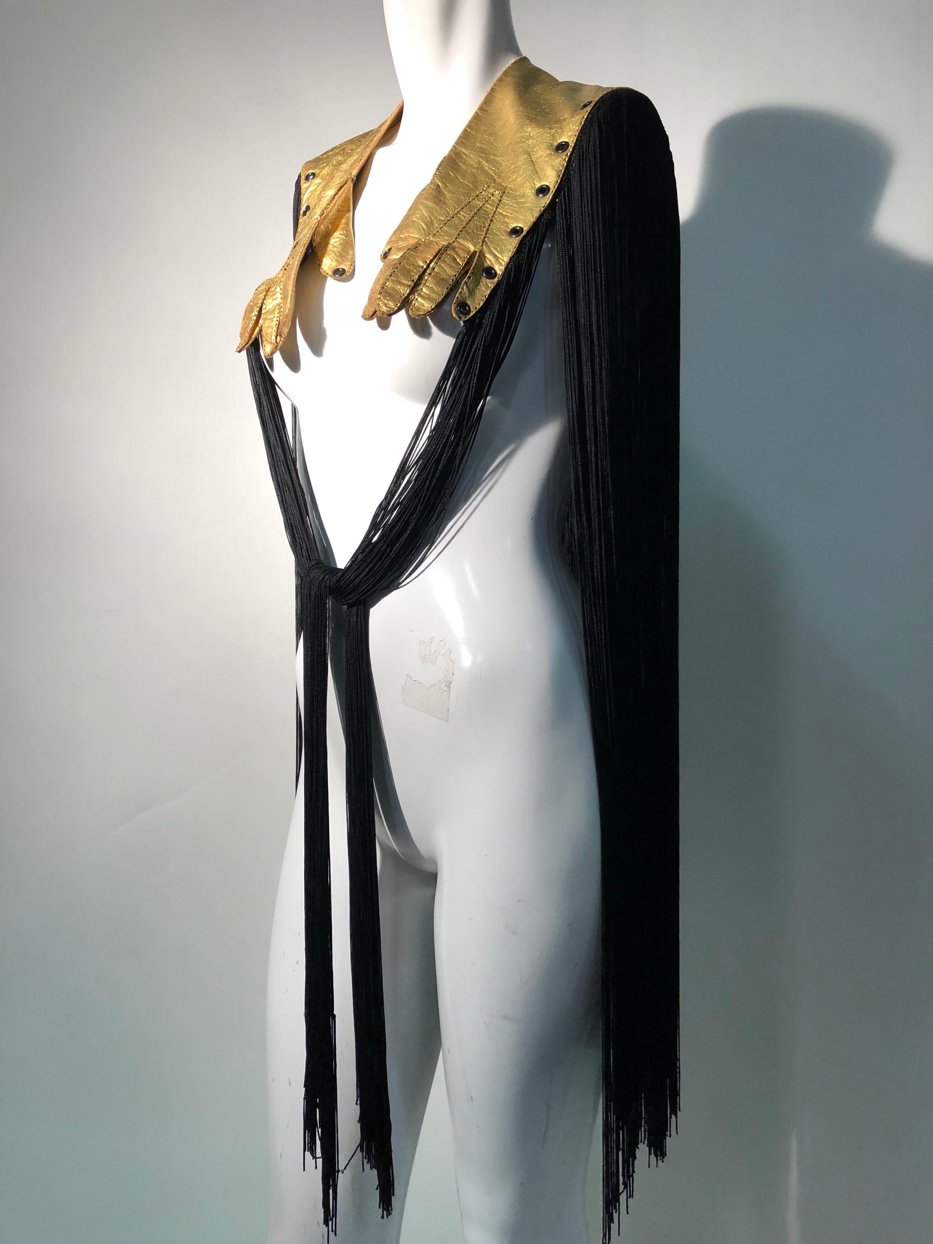 Torso Creations - Gants en cuir doré et longue cape à franges en rayonne noire, années 1940 en vente 3