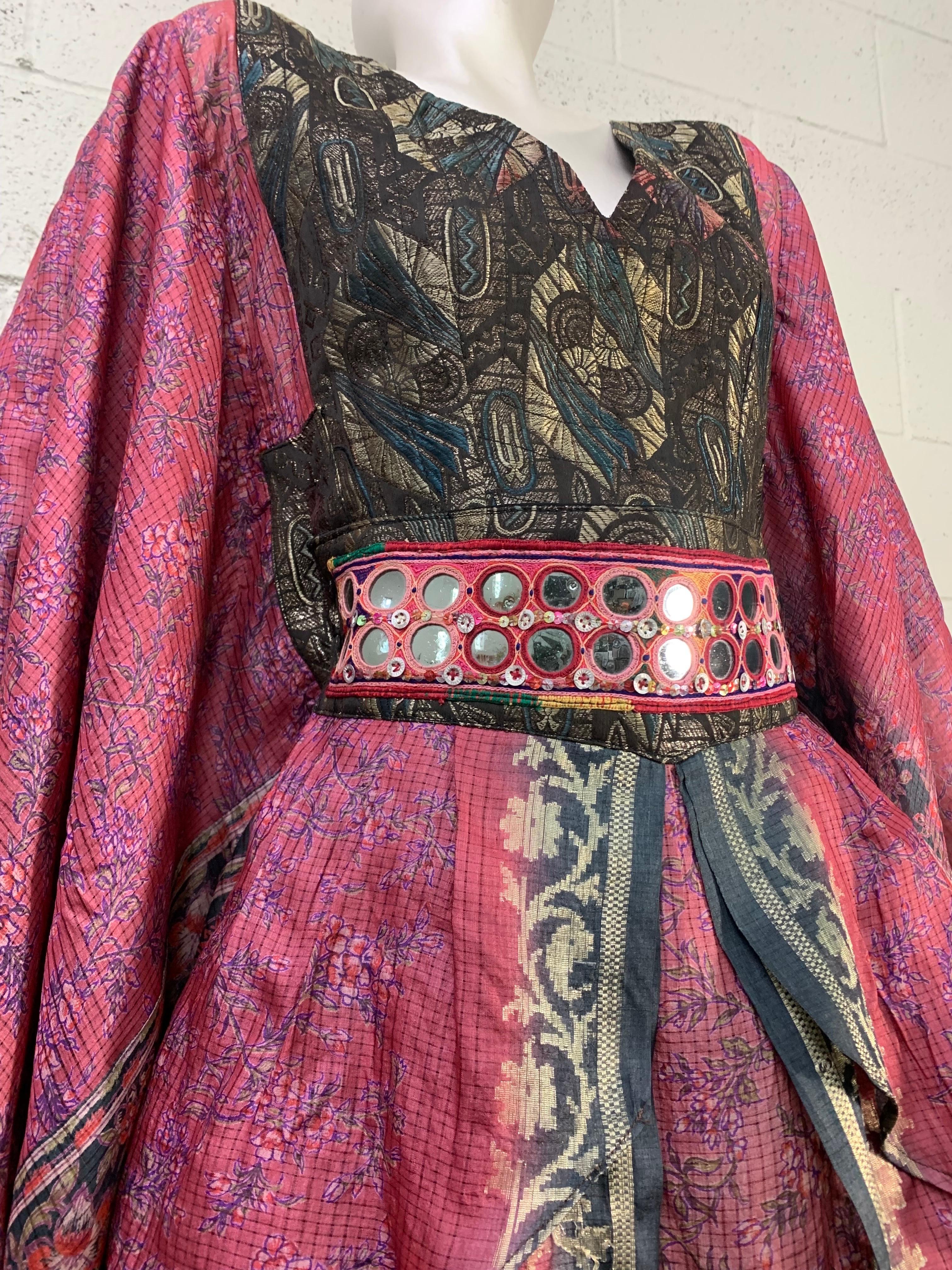 Caftan Sari 2 pièces à façade tablier avec miroir et ceinture brodée, créations Torso Excellent état - En vente à Gresham, OR
