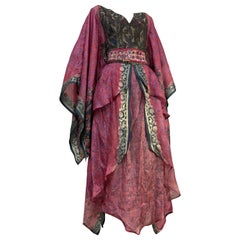 Torso Creations 2-Piece Apron-Front Sari Caftano con cintura ricamata e specchiata