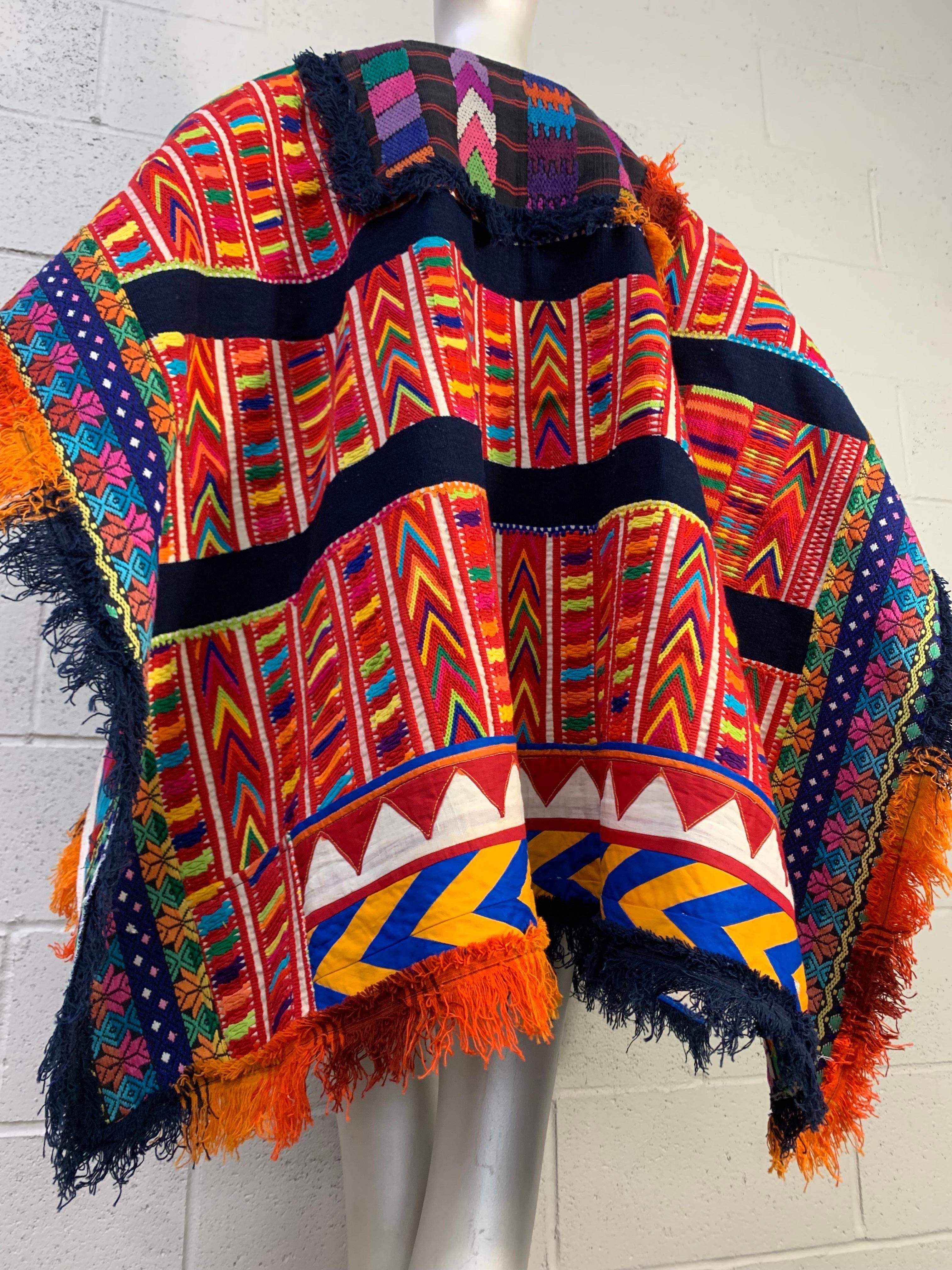 Créations - Art-To-Wear - Sarape tissée et brodée  Poncho aux couleurs vives en vente 5