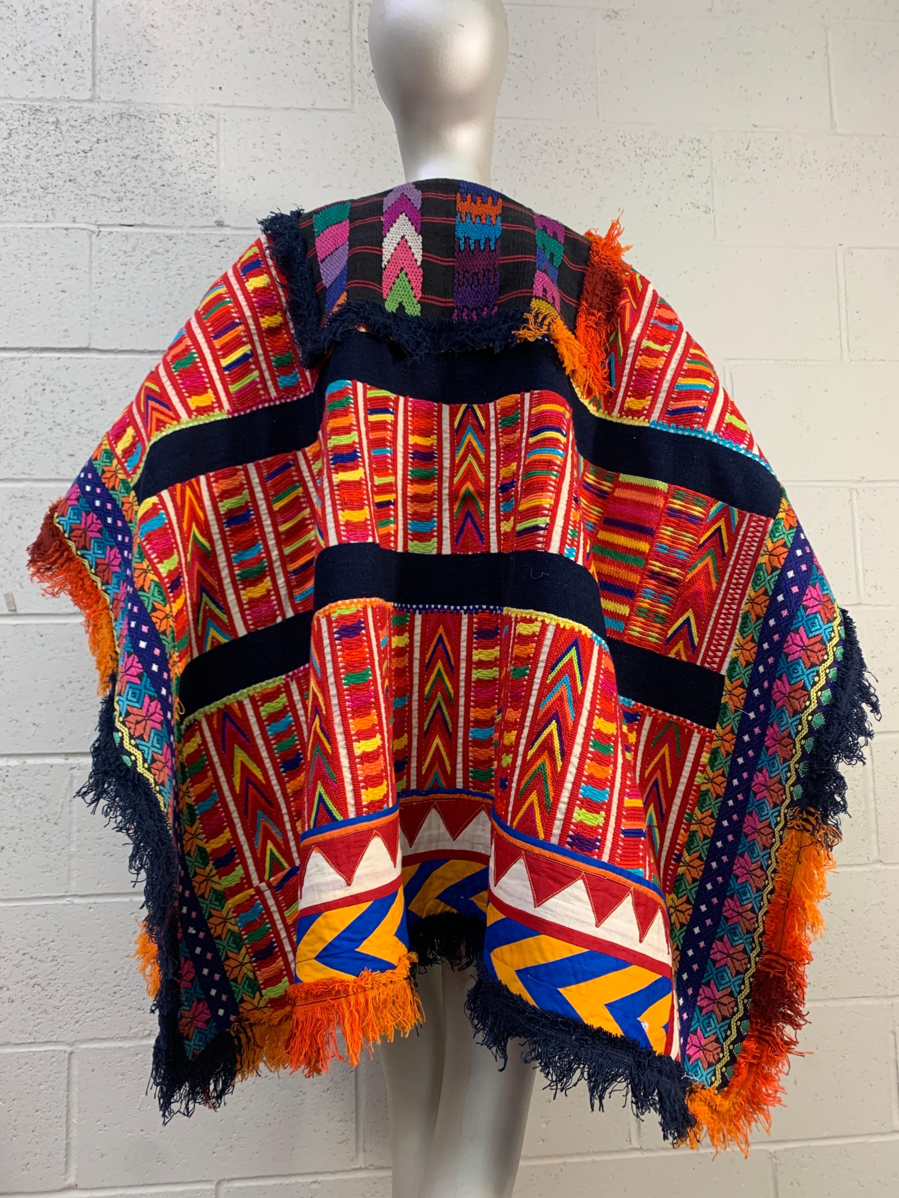 Créations - Art-To-Wear - Sarape tissée et brodée  Poncho aux couleurs vives en vente 11