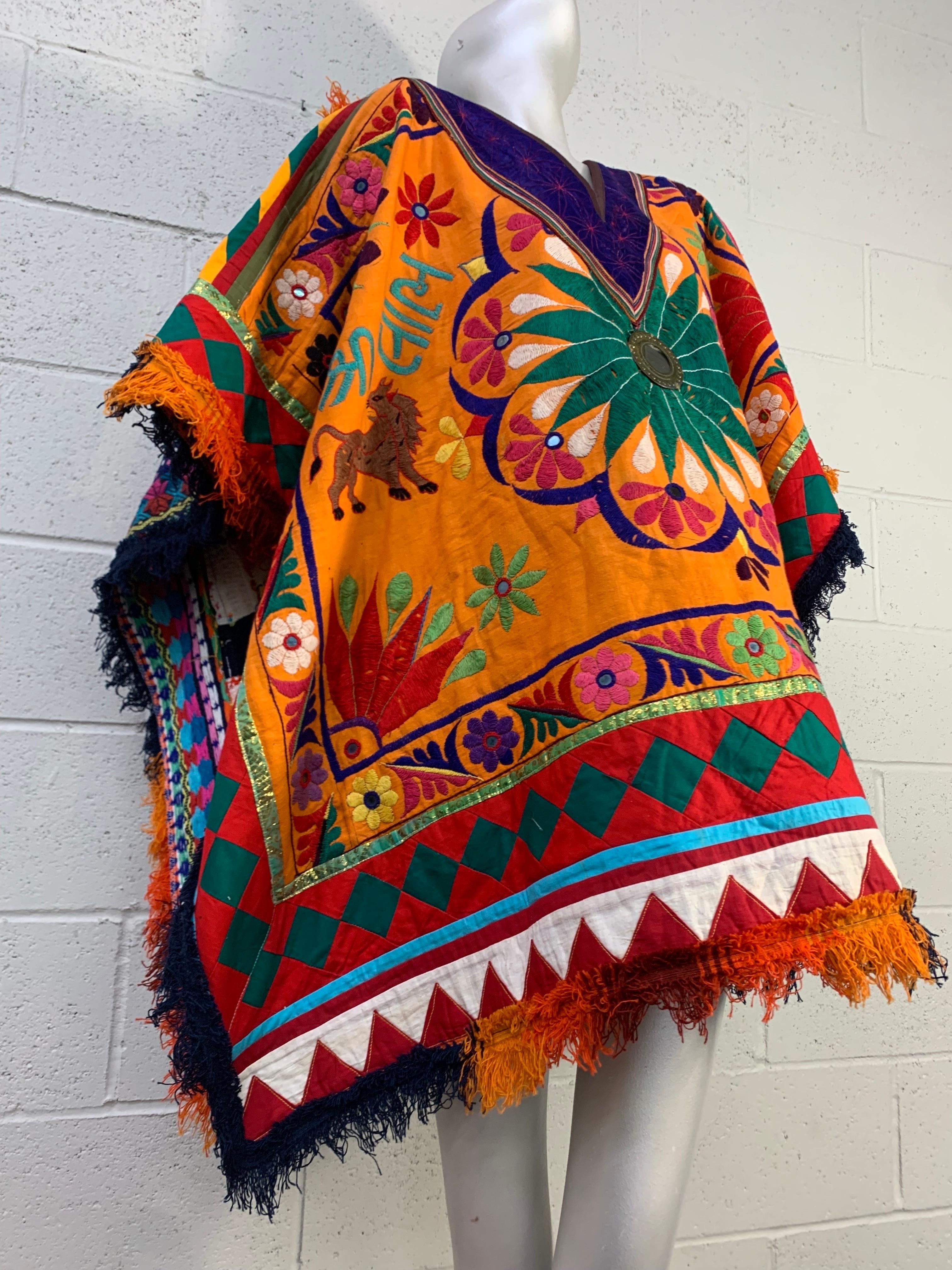 Créations - Art-To-Wear - Sarape tissée et brodée  Poncho aux couleurs vives en vente 14