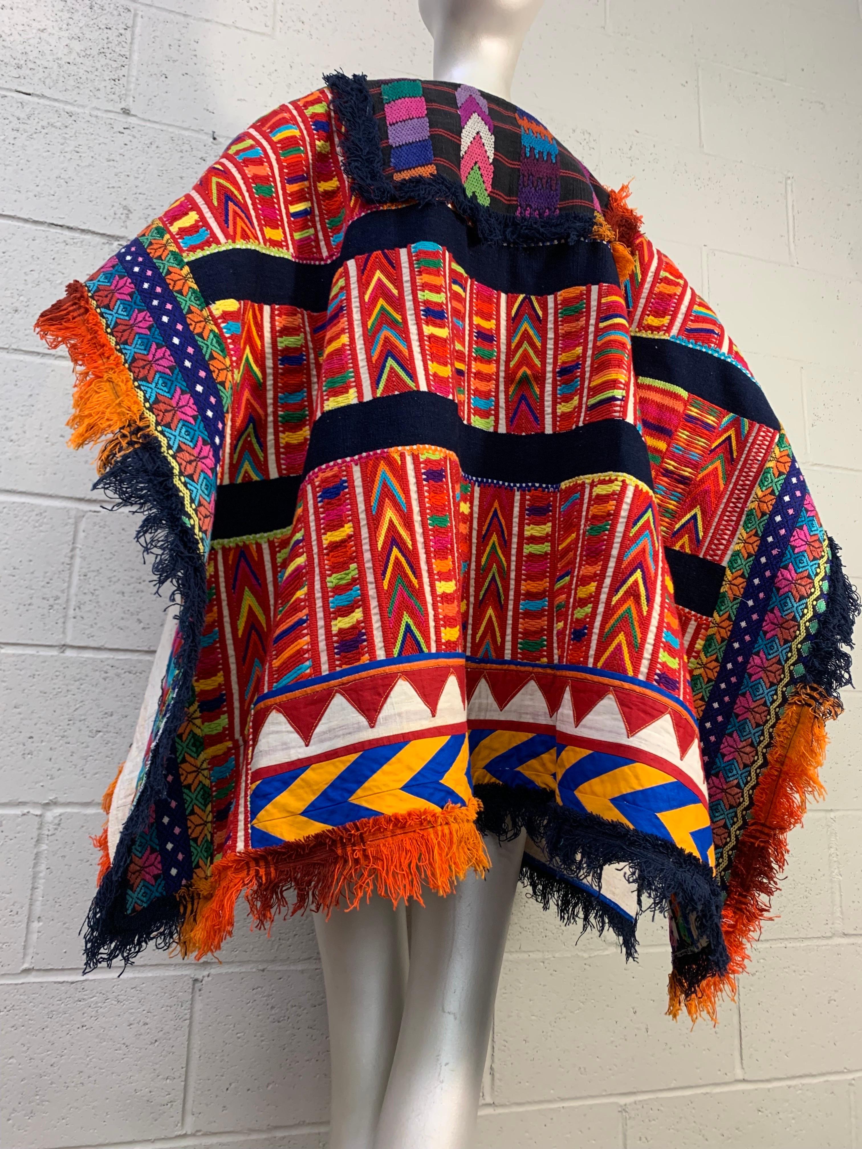 Créations - Art-To-Wear - Sarape tissée et brodée  Poncho aux couleurs vives en vente 15