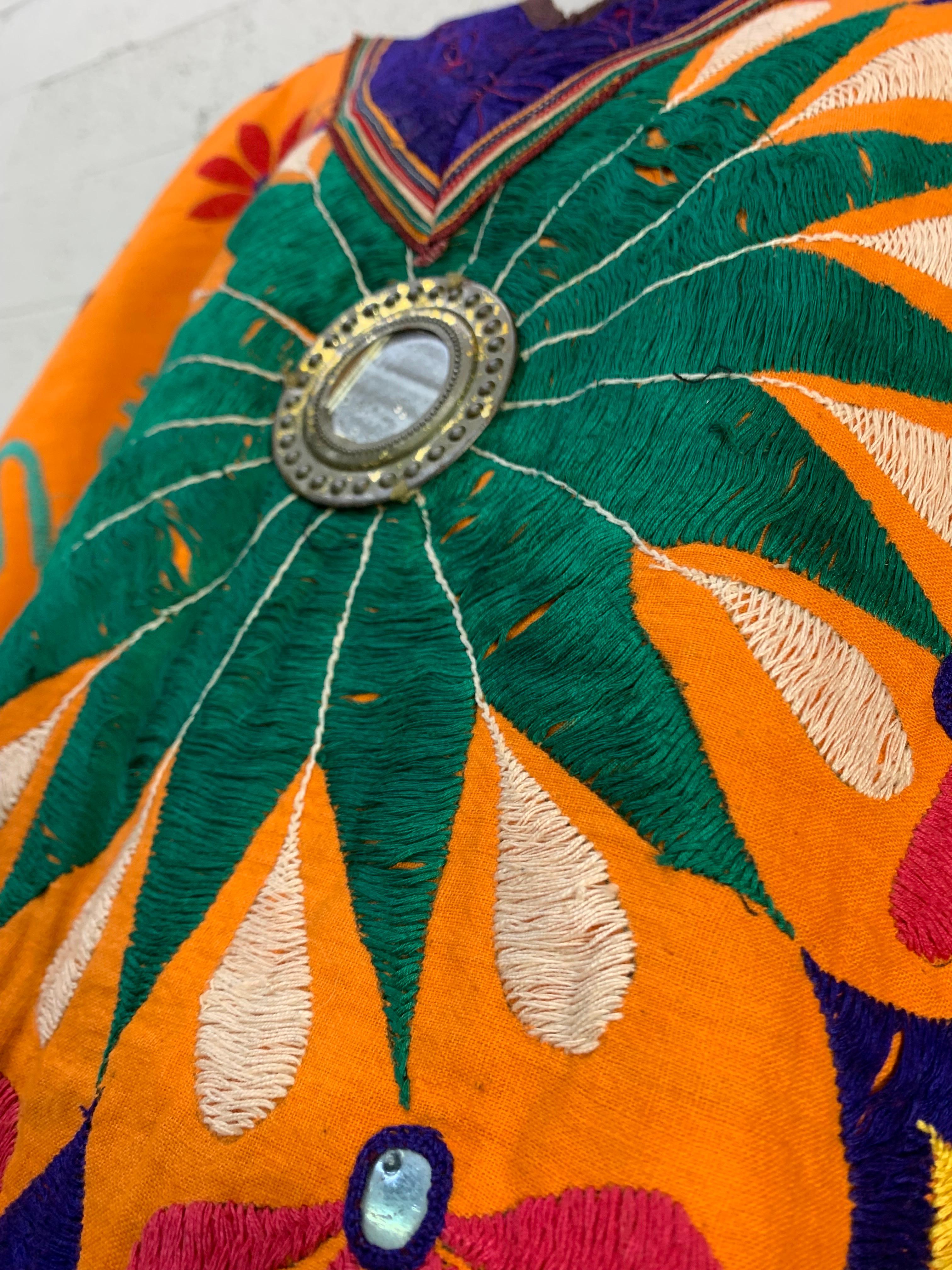 Créations - Art-To-Wear - Sarape tissée et brodée  Poncho aux couleurs vives en vente 19