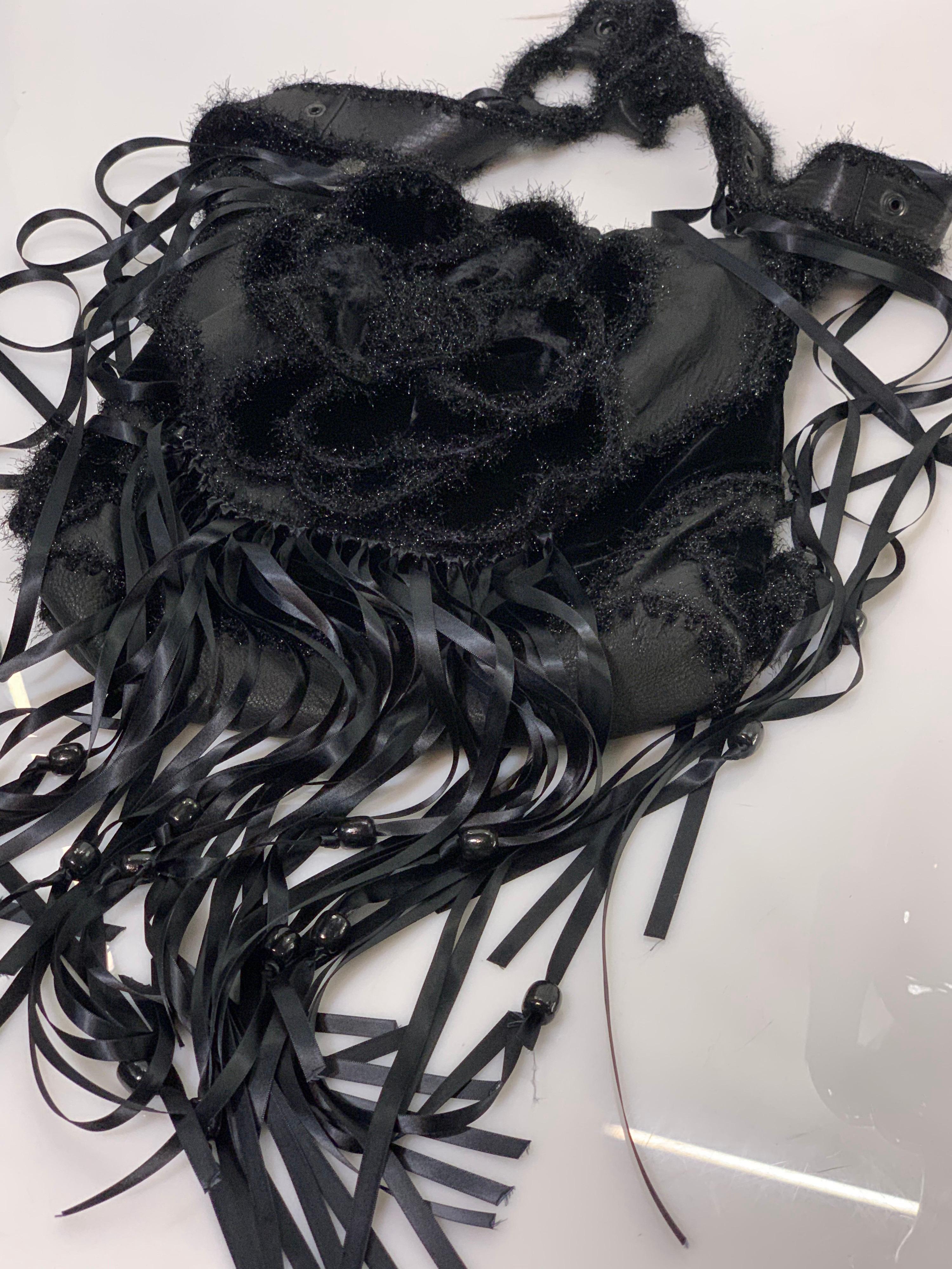 Donna Torso Creations Borsellino in pelle nera Flower Power con frangia in nastro di raso
