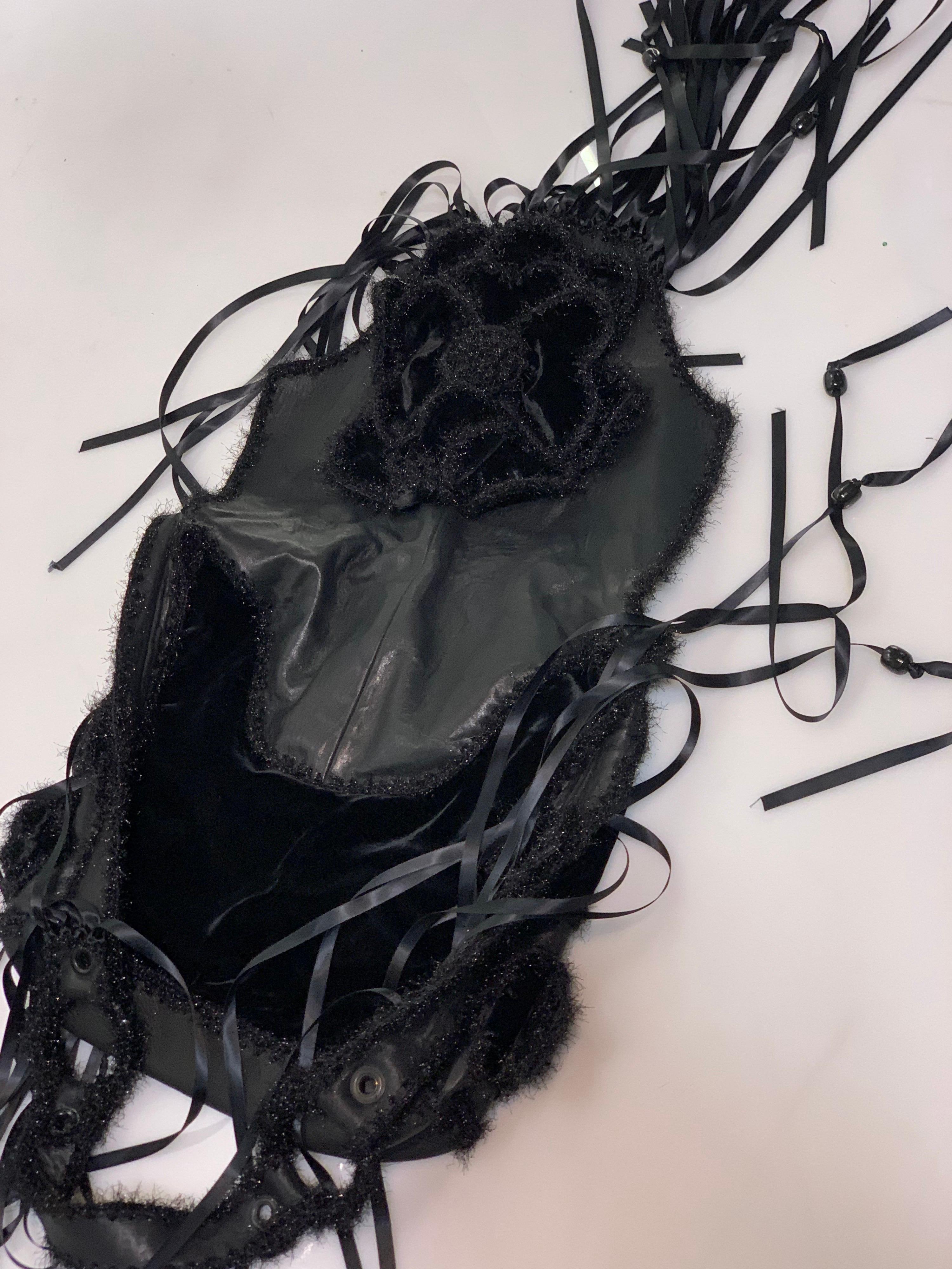 Torso Creations Borsellino in pelle nera Flower Power con frangia in nastro di raso 1