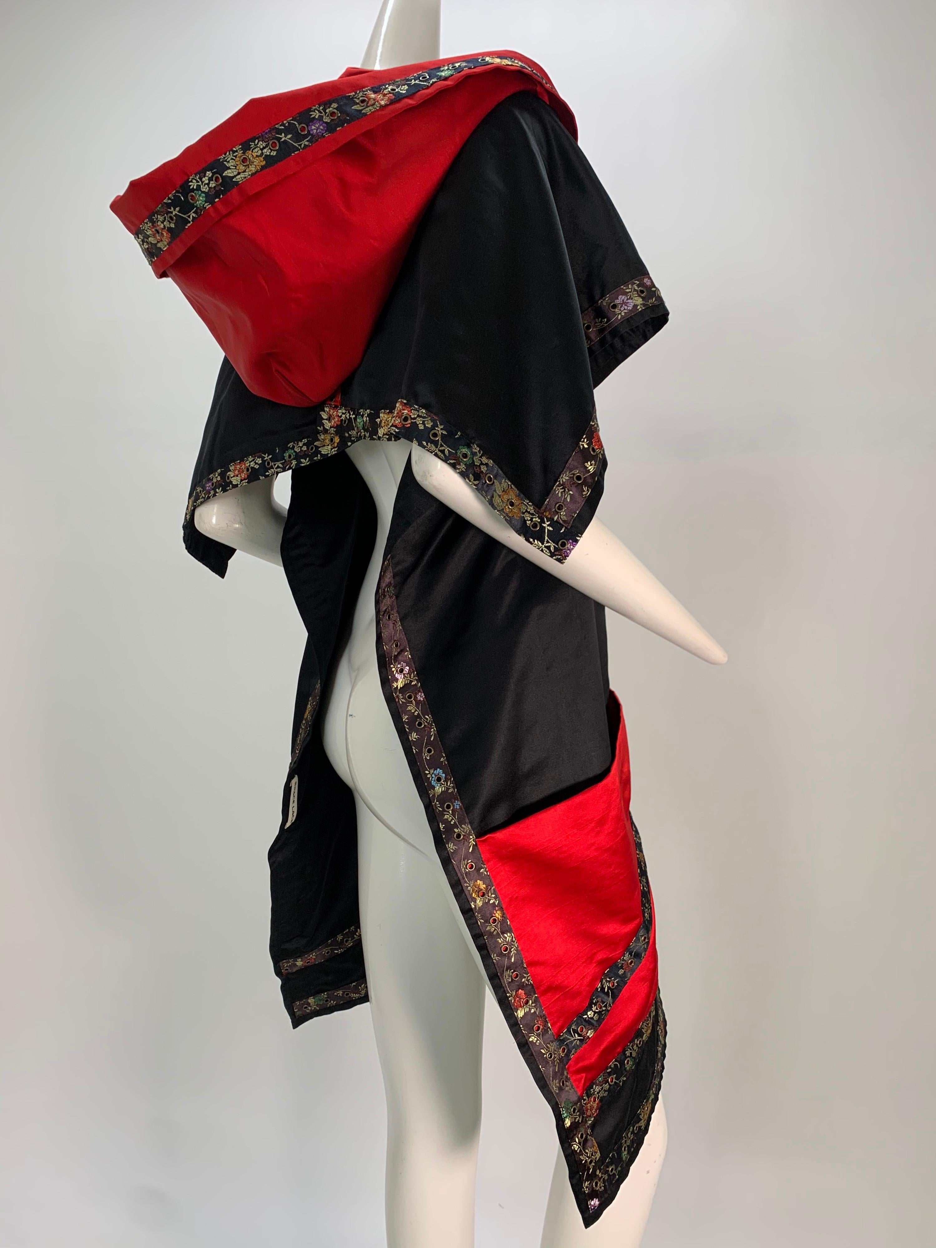 Noir Torso Creations Étole à capuche en satin de soie noir et rouge garnie de ruban de brocart en vente