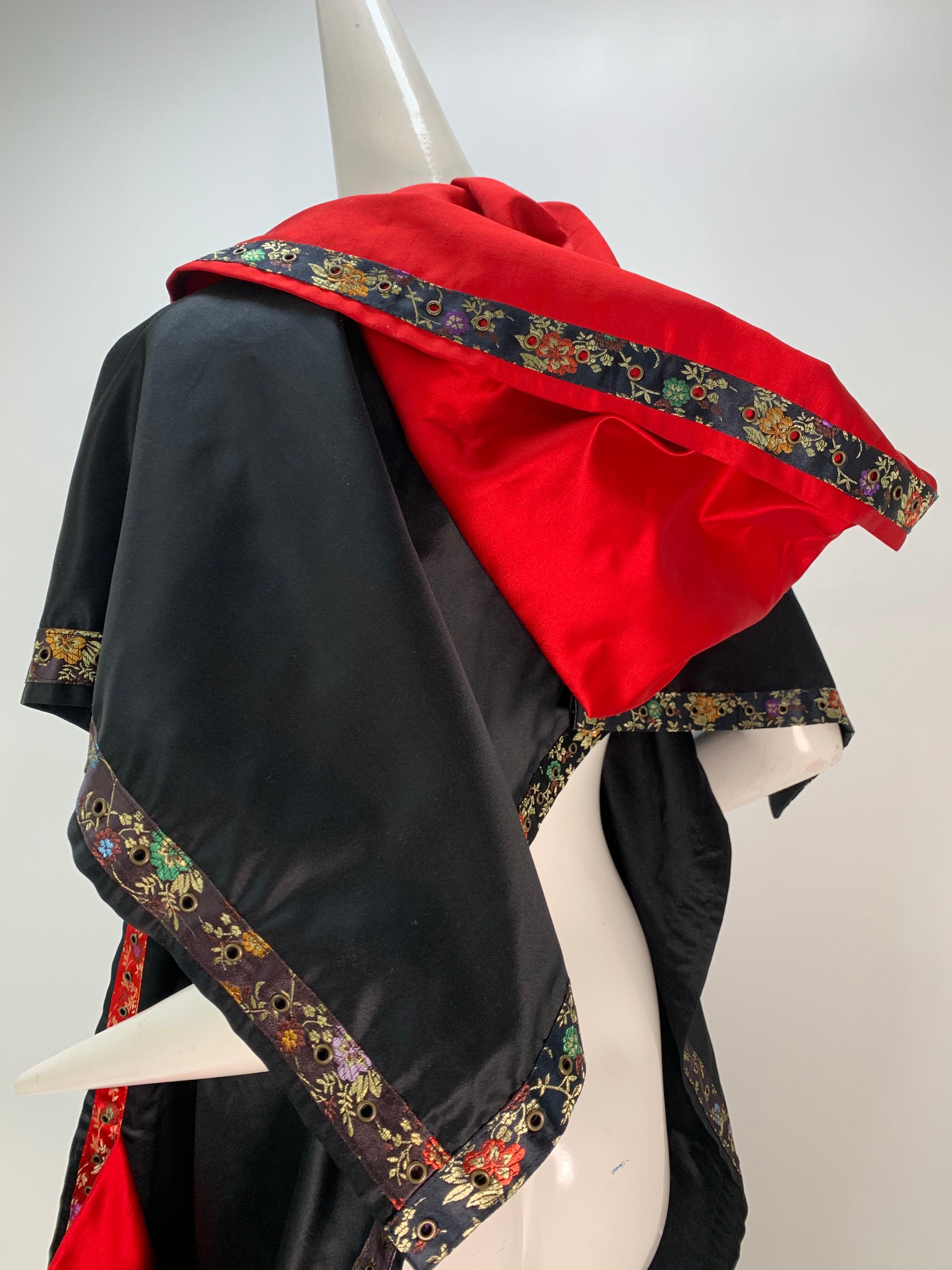 Torso Creations Étole à capuche en satin de soie noir et rouge garnie de ruban de brocart Pour femmes en vente