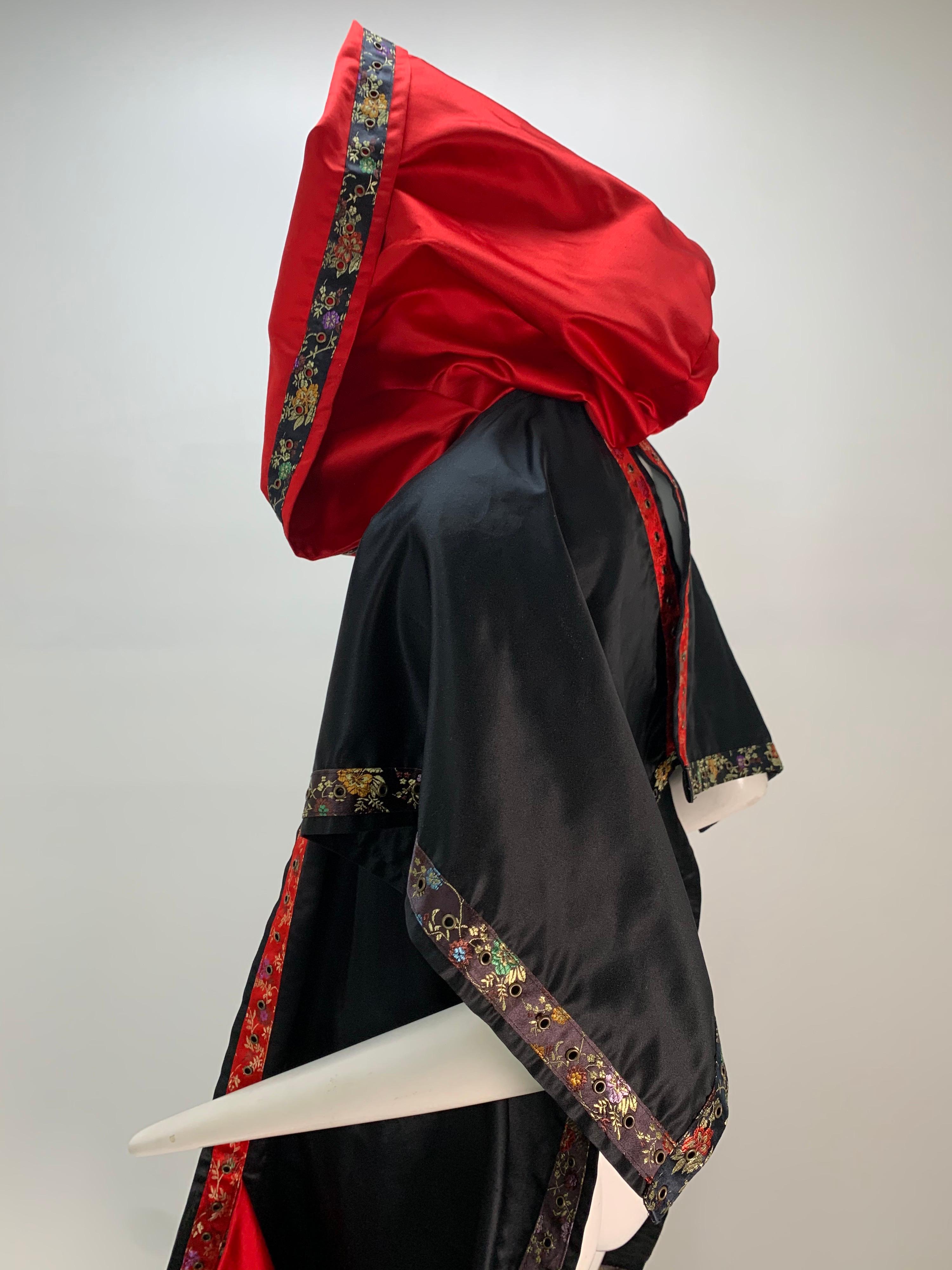 Torso Creations Étole à capuche en satin de soie noir et rouge garnie de ruban de brocart en vente 1