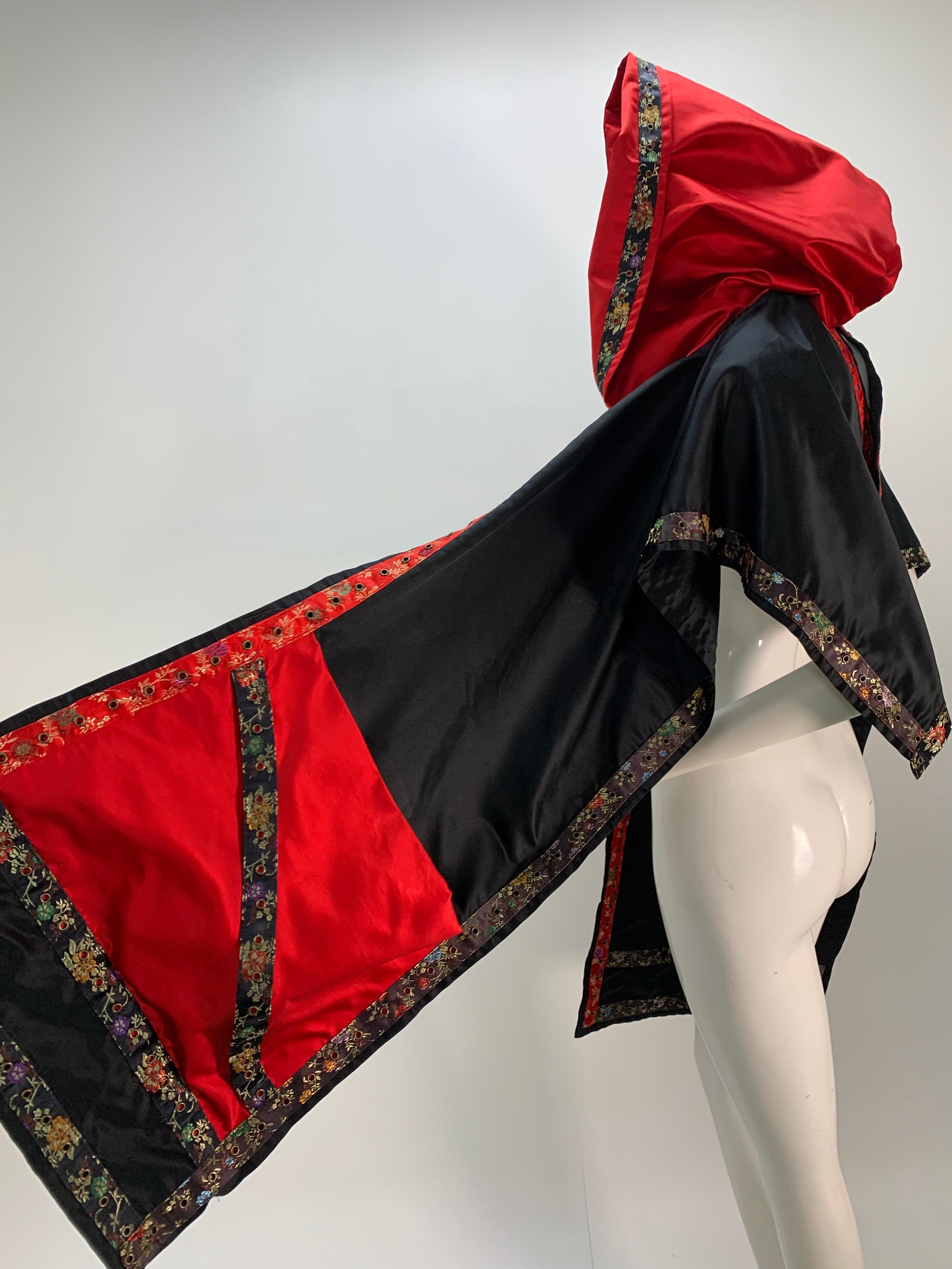 Torso Creations Étole à capuche en satin de soie noir et rouge garnie de ruban de brocart en vente 3