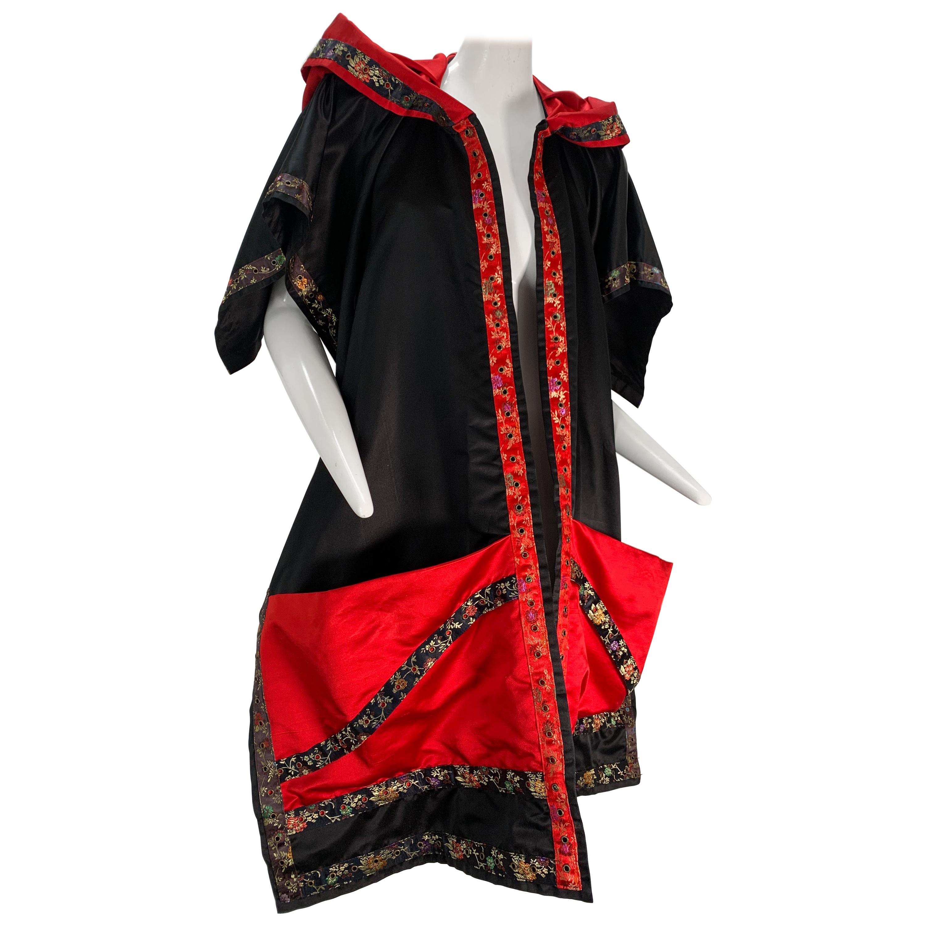 Torso Creations Étole à capuche en satin de soie noir et rouge garnie de ruban de brocart en vente