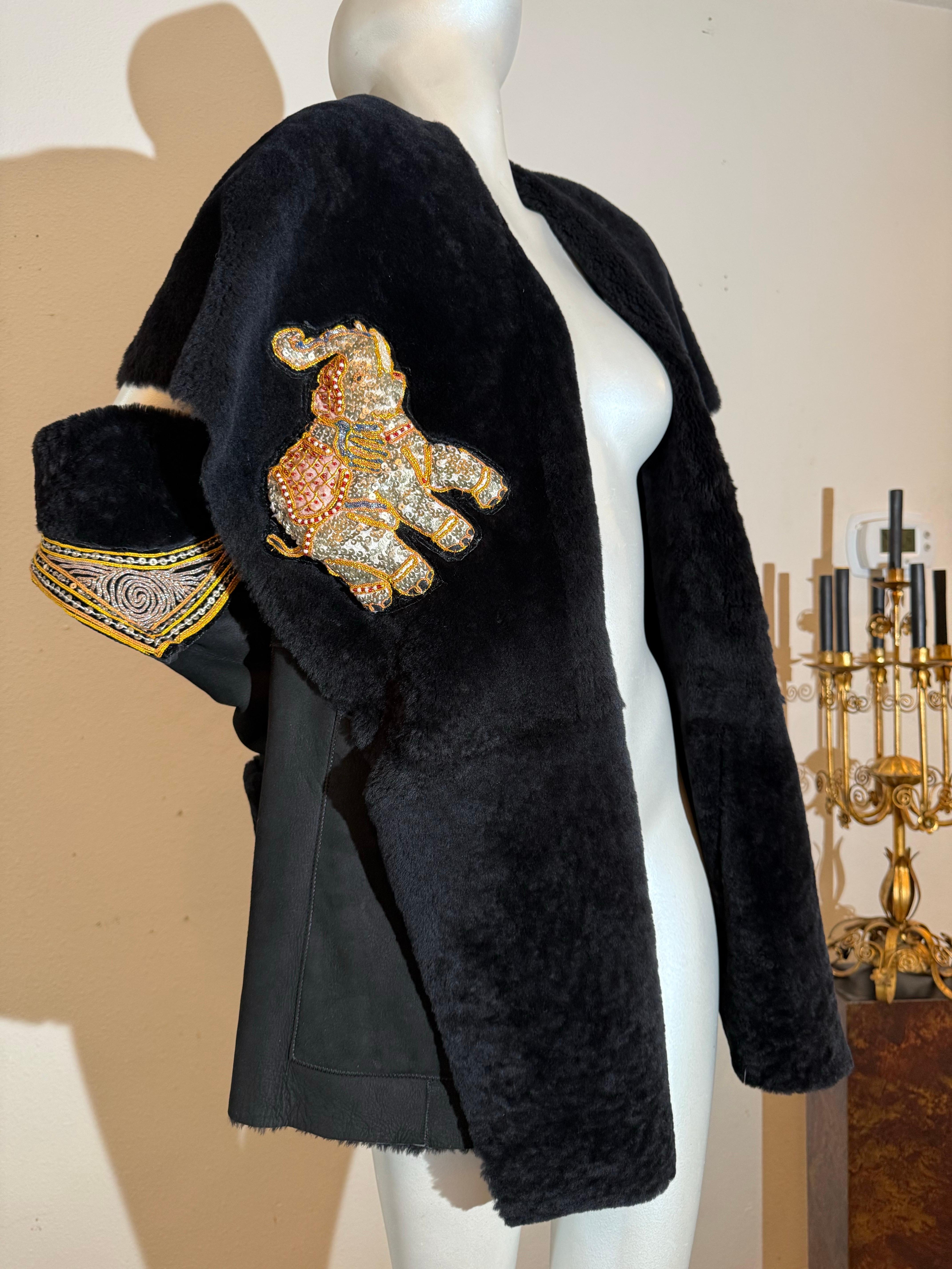 Torso Creations Ensemble gilet à capuche et gantelet en shearling noir avec broderie d'éléphant en vente 5