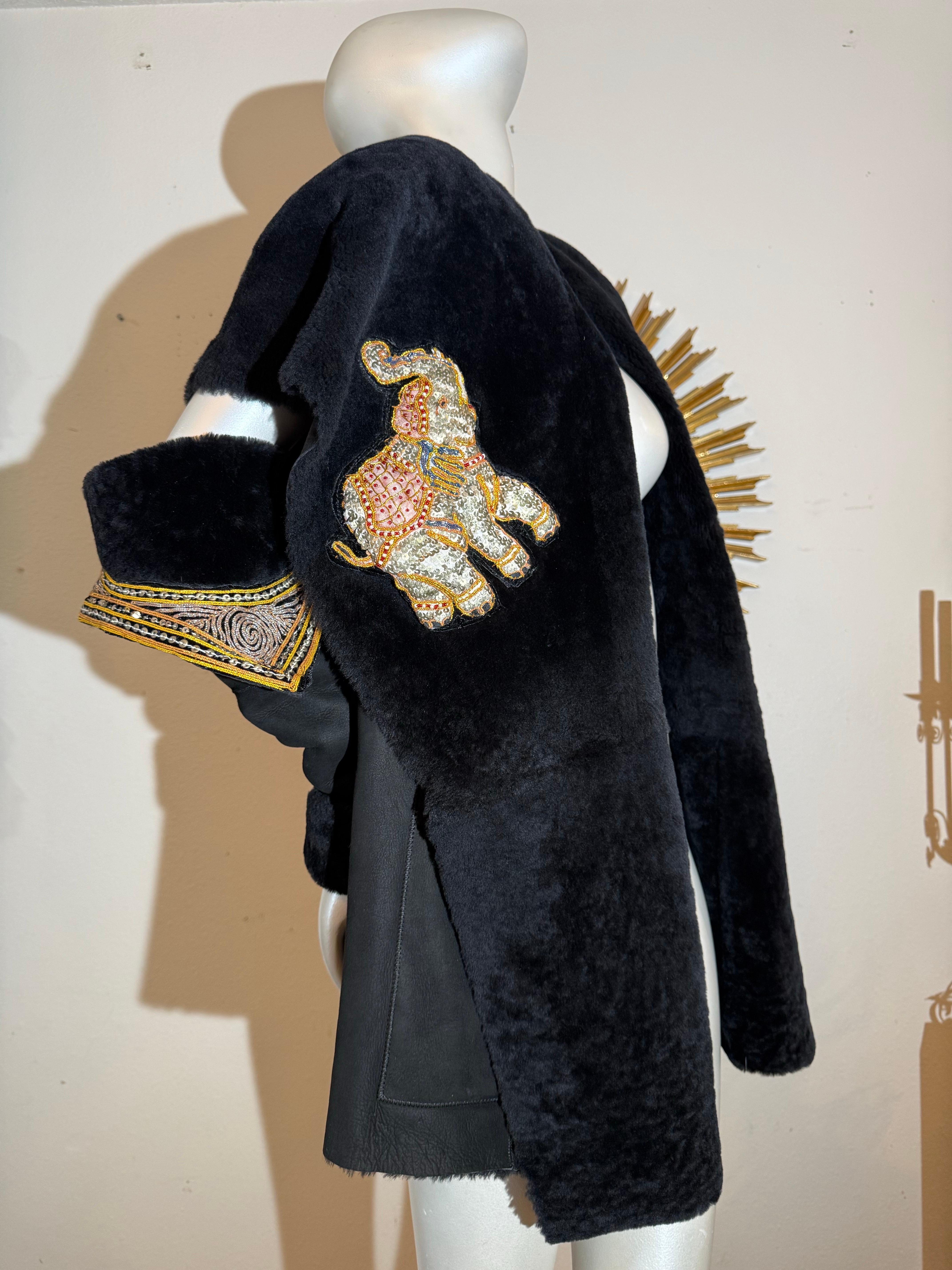 Torso Creations Ensemble gilet à capuche et gantelet en shearling noir avec broderie d'éléphant en vente 6