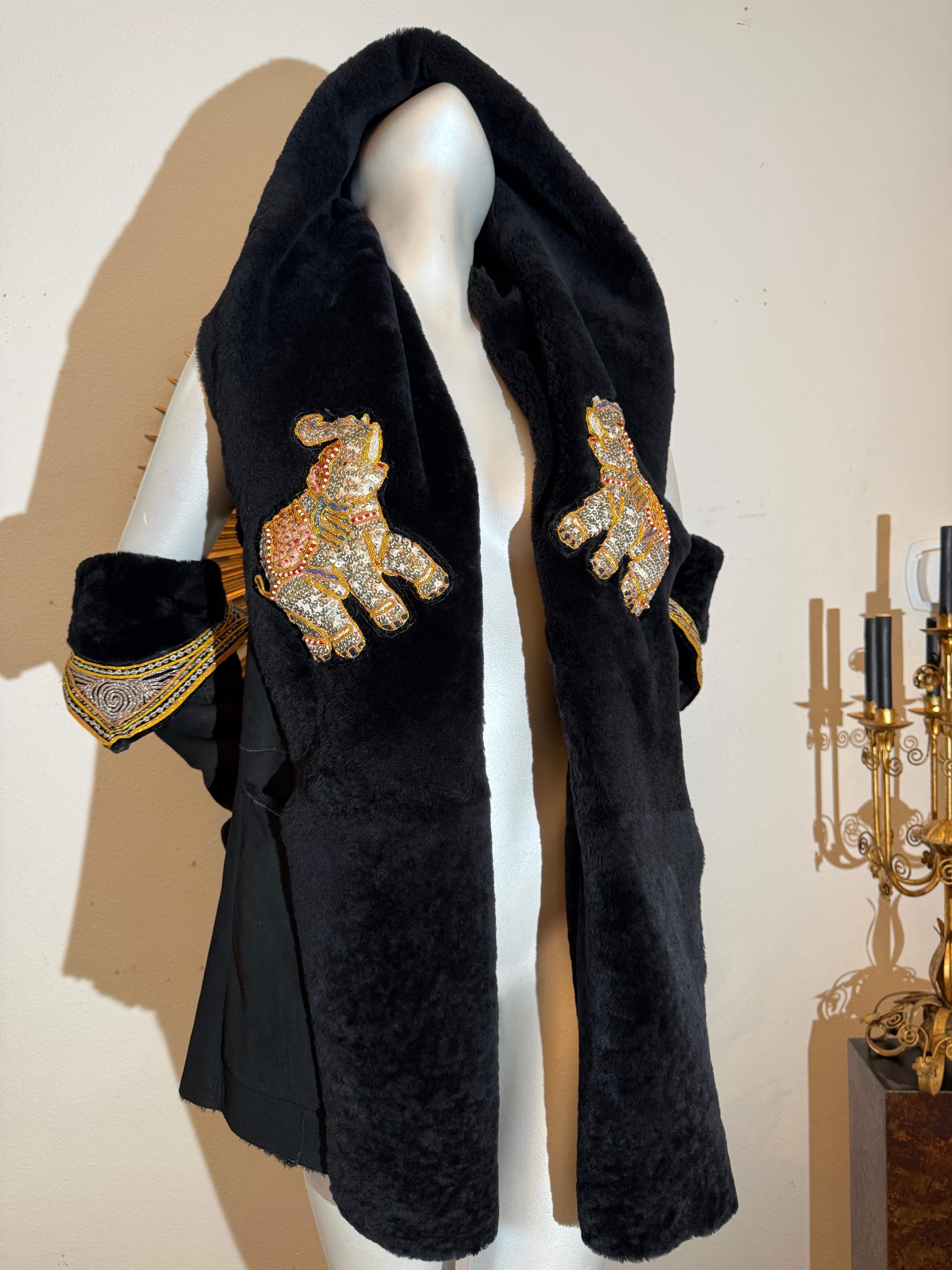 Noir Torso Creations Ensemble gilet à capuche et gantelet en shearling noir avec broderie d'éléphant en vente