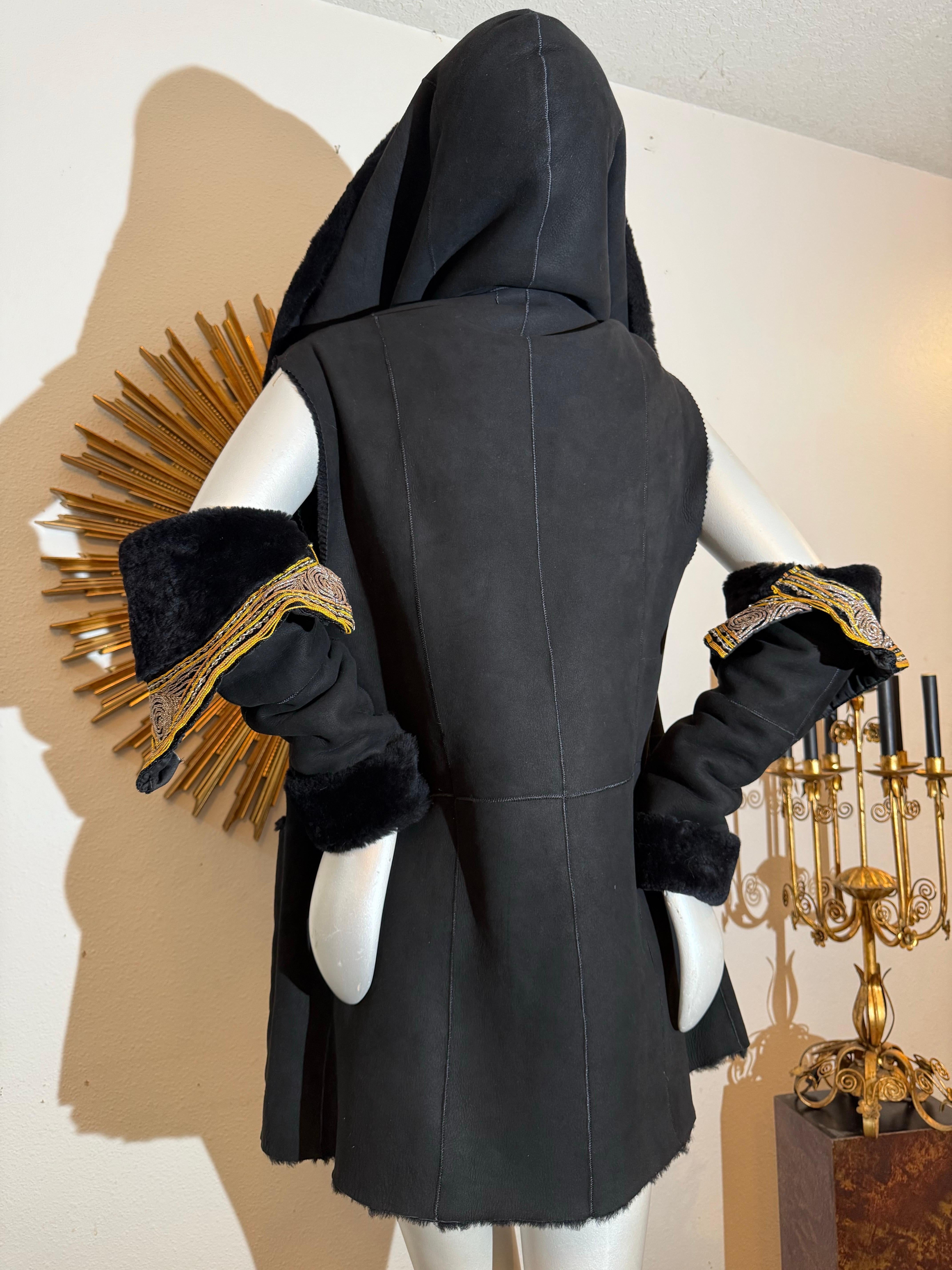 Torso Creations Ensemble gilet à capuche et gantelet en shearling noir avec broderie d'éléphant Unisexe en vente