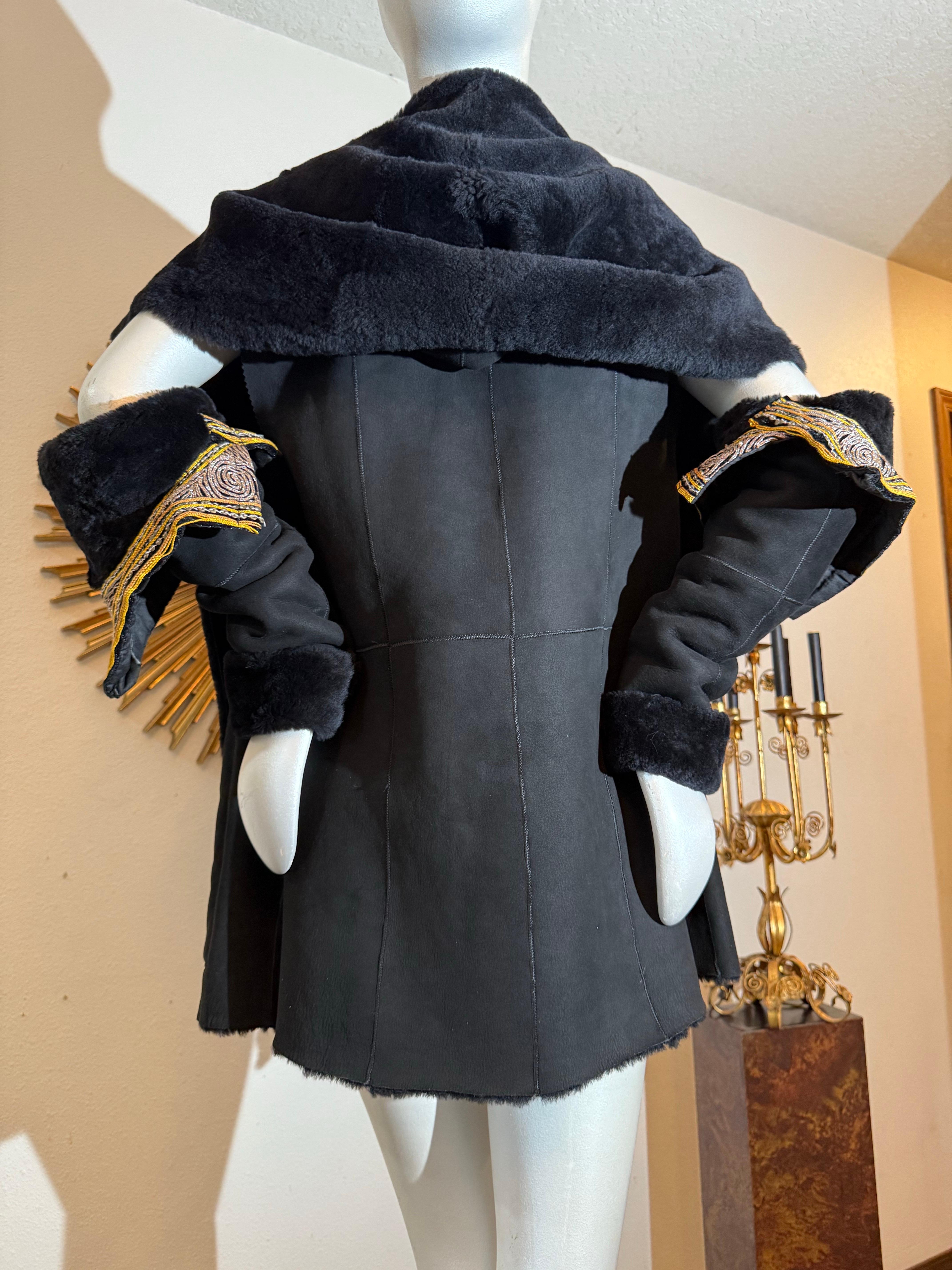 Torso Creations Ensemble gilet à capuche et gantelet en shearling noir avec broderie d'éléphant en vente 1