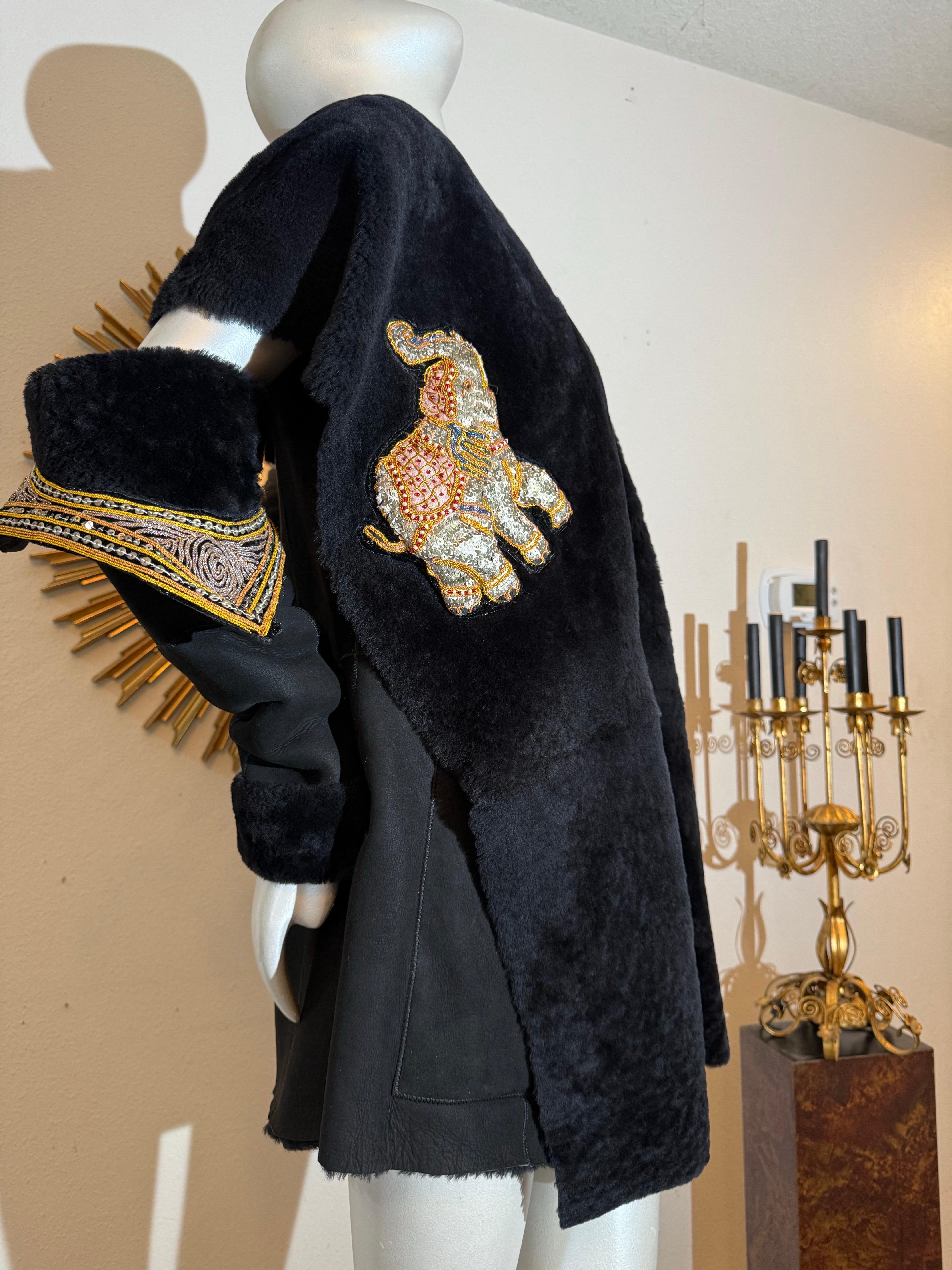 Torso Creations Ensemble gilet à capuche et gantelet en shearling noir avec broderie d'éléphant en vente 2