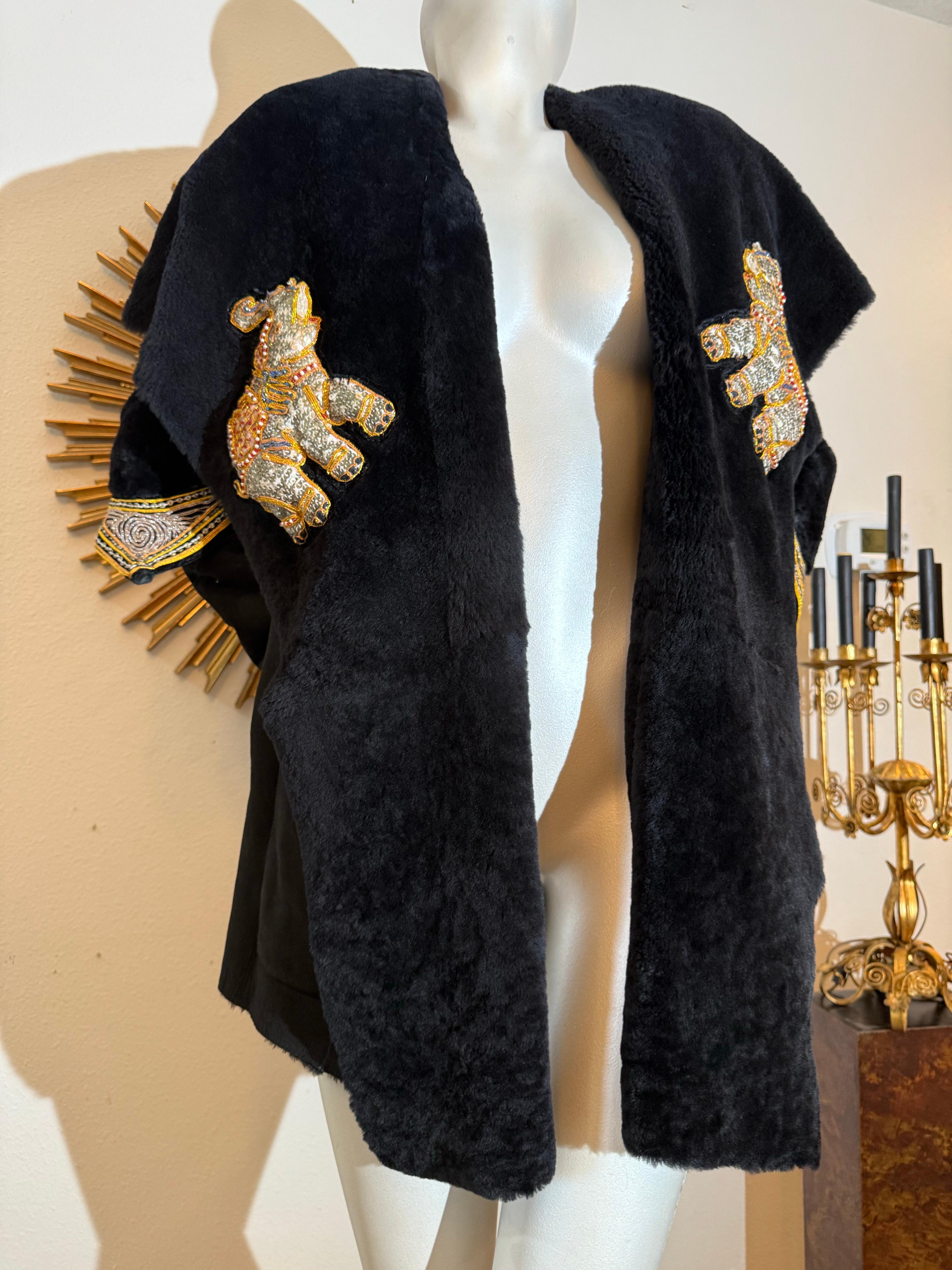 Torso Creations Ensemble gilet à capuche et gantelet en shearling noir avec broderie d'éléphant en vente 3