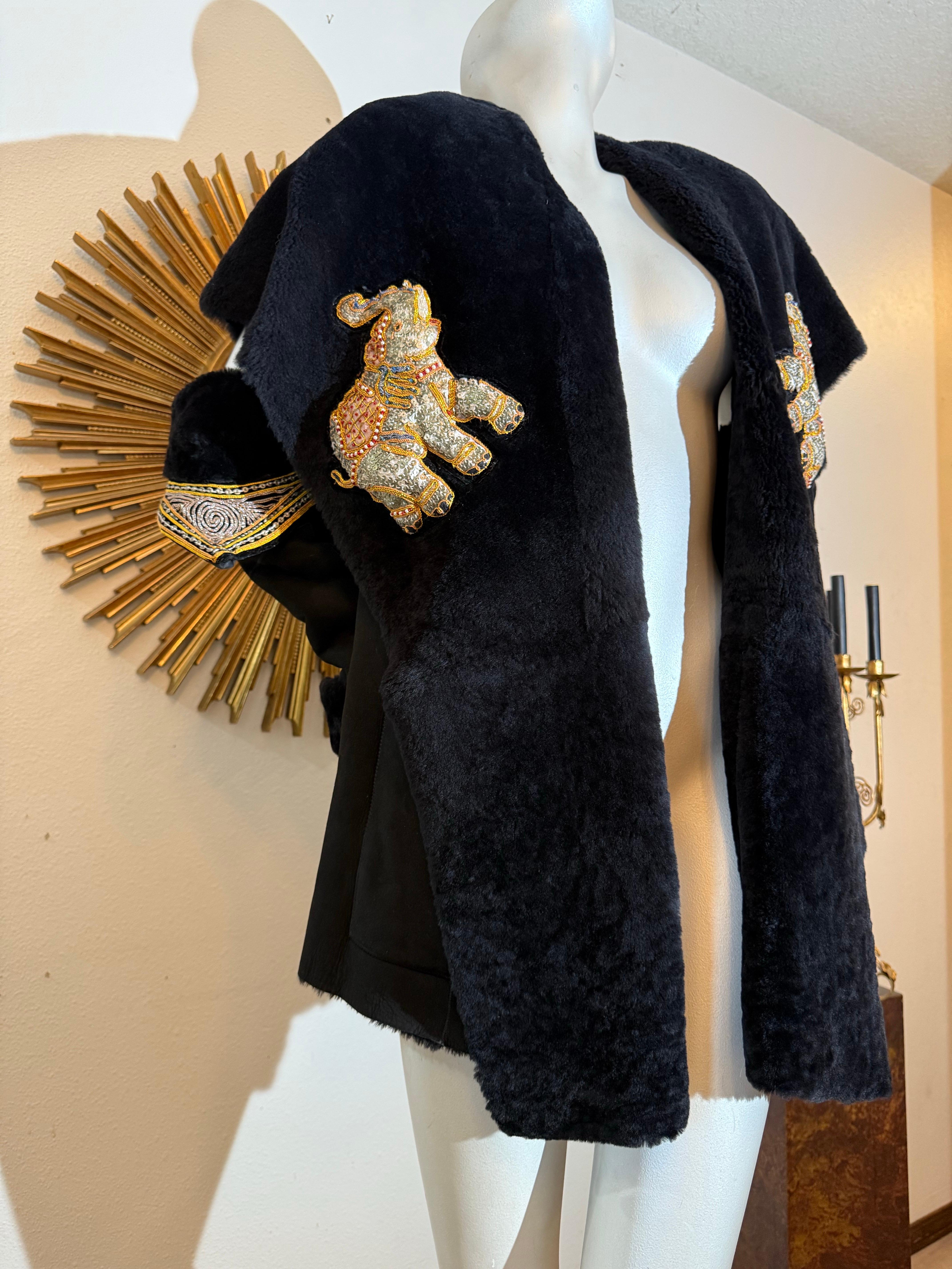Torso Creations Ensemble gilet à capuche et gantelet en shearling noir avec broderie d'éléphant en vente 4