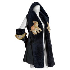 Torso Creations Ensemble gilet à capuche et gantelet en shearling noir avec broderie d'éléphant