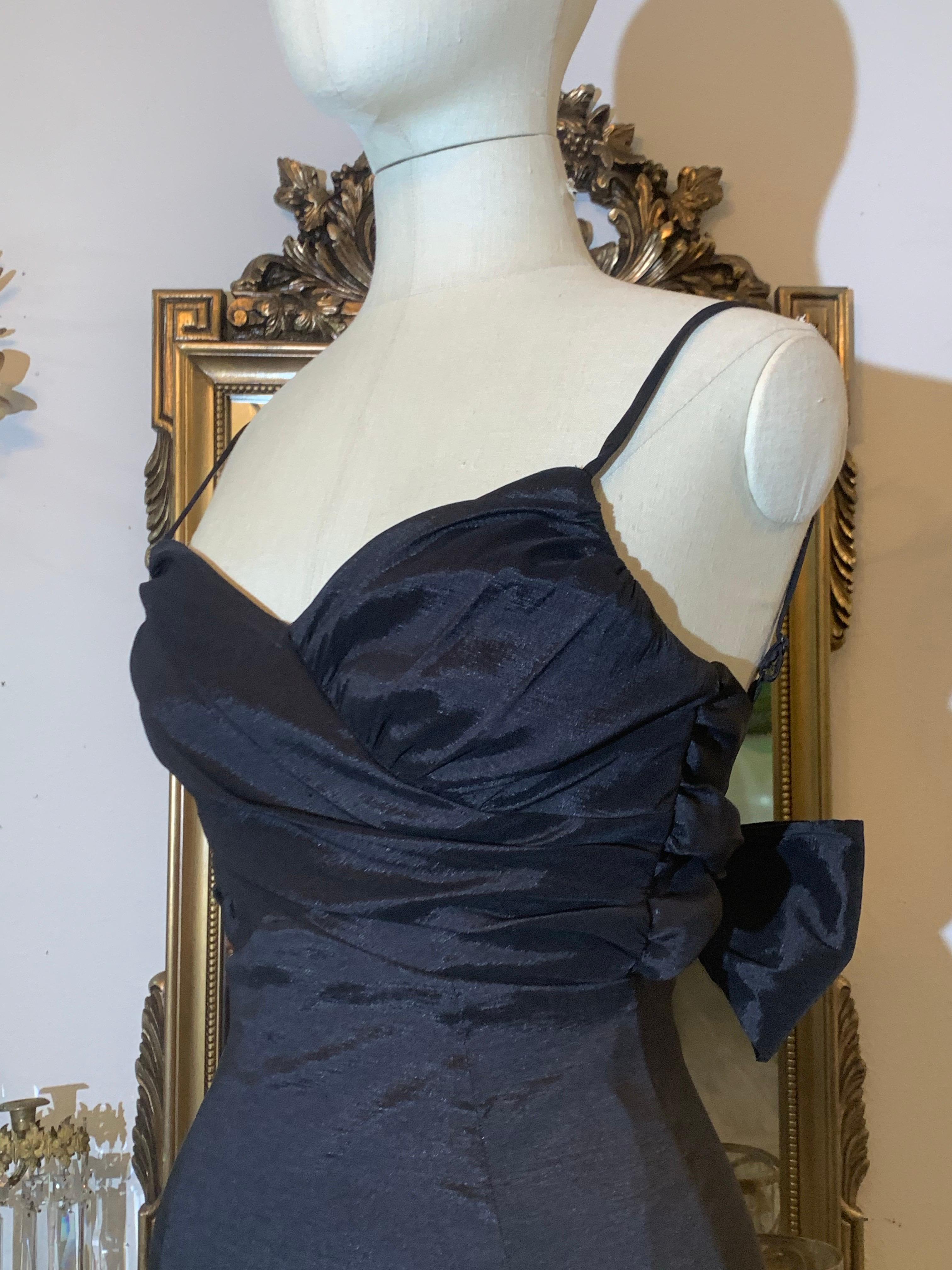 Torso Creations Vestido negro de satén elástico mate sin tirantes y cola de pez con lazo en la espalda en Excelente estado para la venta en Gresham, OR