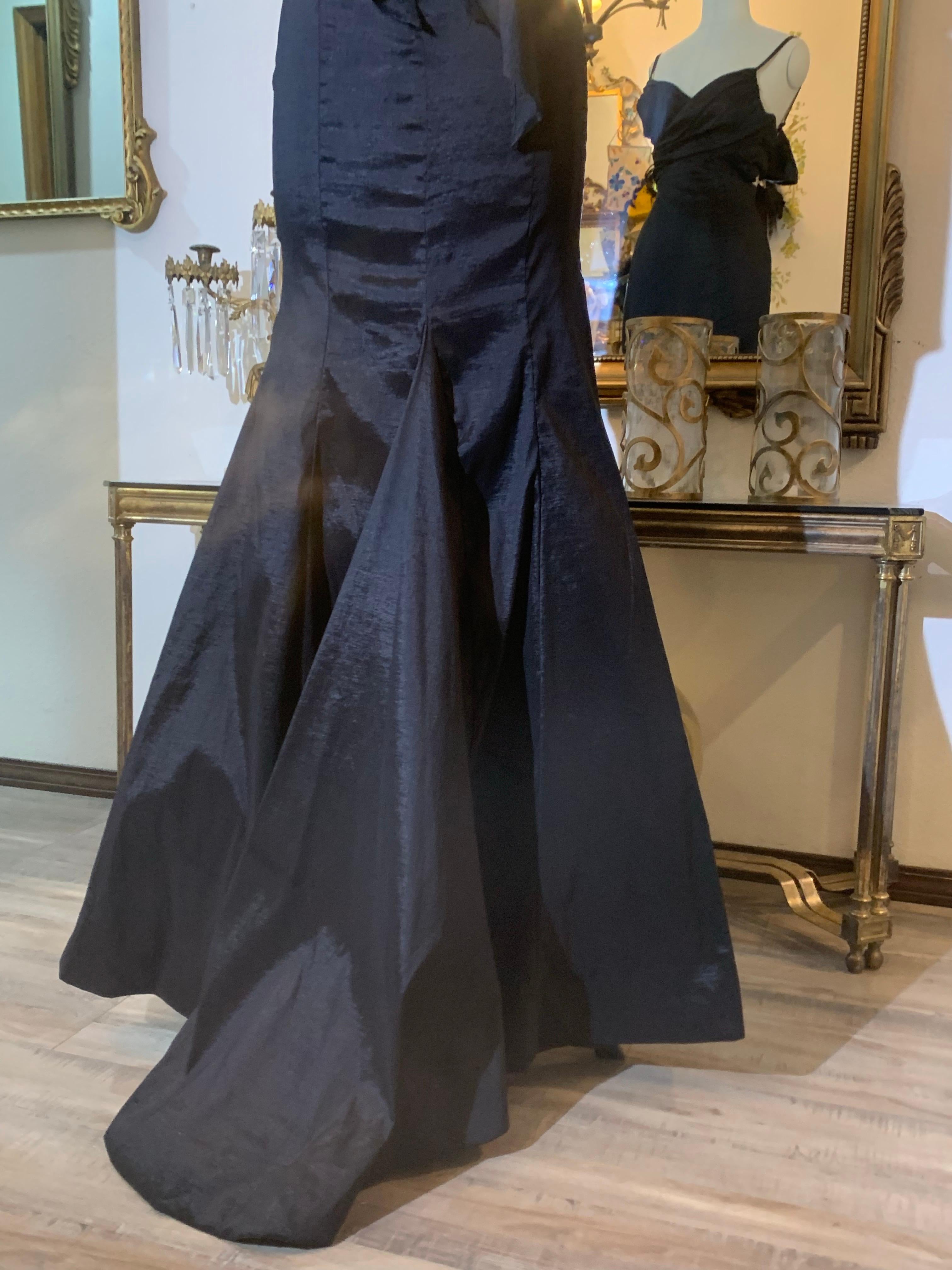 Torso Creations Vestido negro de satén elástico mate sin tirantes y cola de pez con lazo en la espalda en venta 1