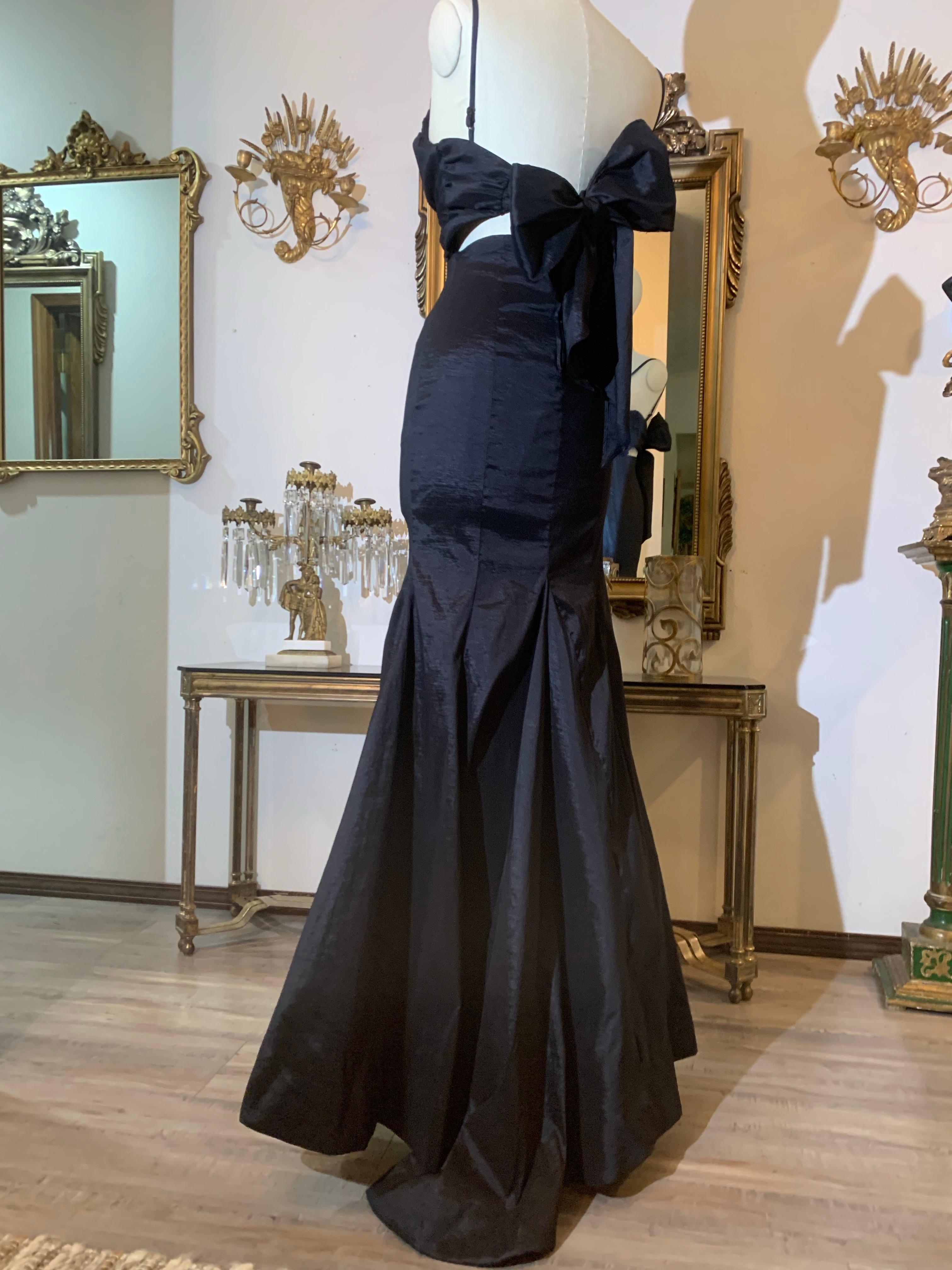 Torso Creations Vestido negro de satén elástico mate sin tirantes y cola de pez con lazo en la espalda en venta 2