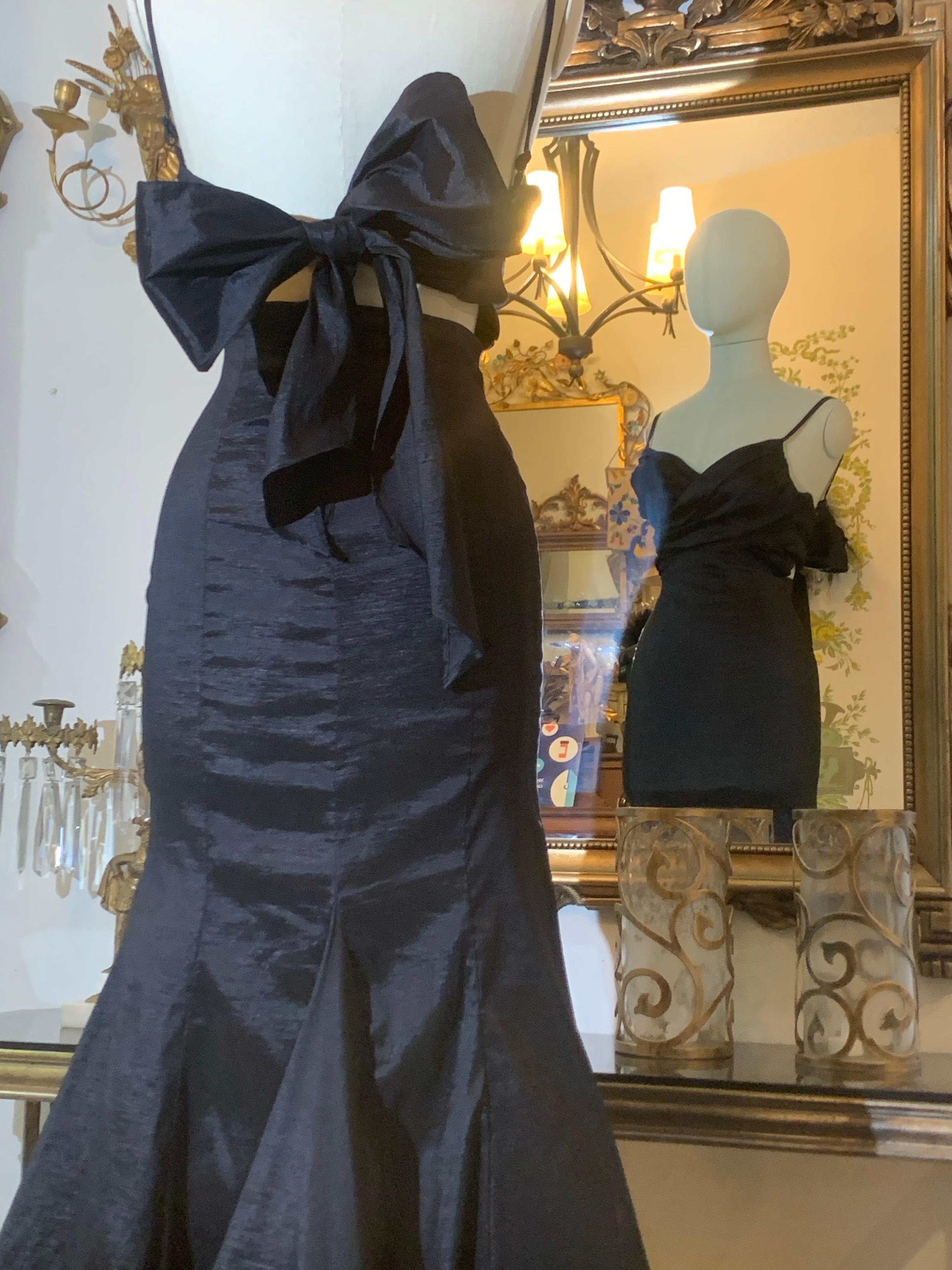 Torso Creations Vestido negro de satén elástico mate sin tirantes y cola de pez con lazo en la espalda en venta 3