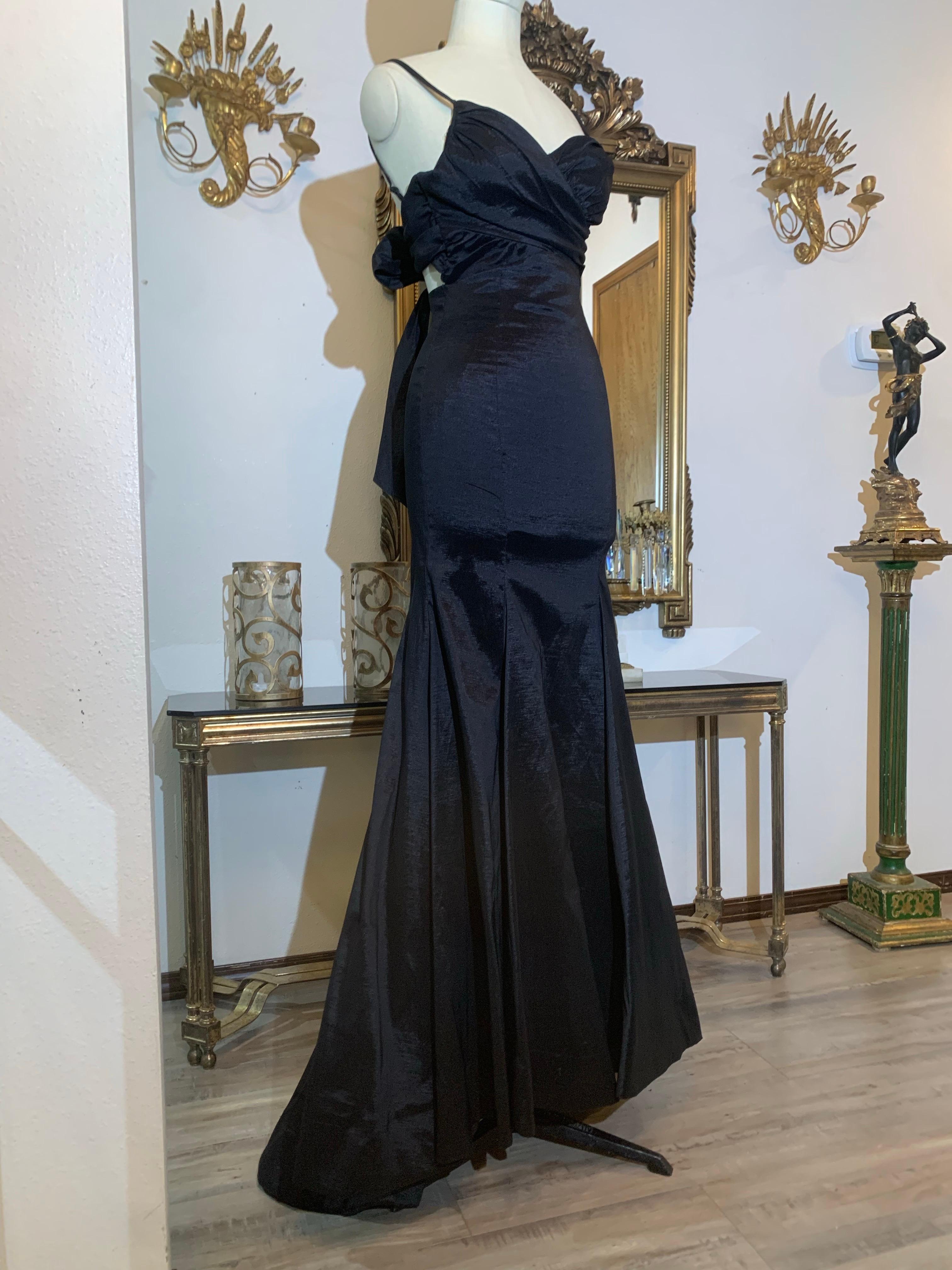 Torso Creations Vestido negro de satén elástico mate sin tirantes y cola de pez con lazo en la espalda en venta 4