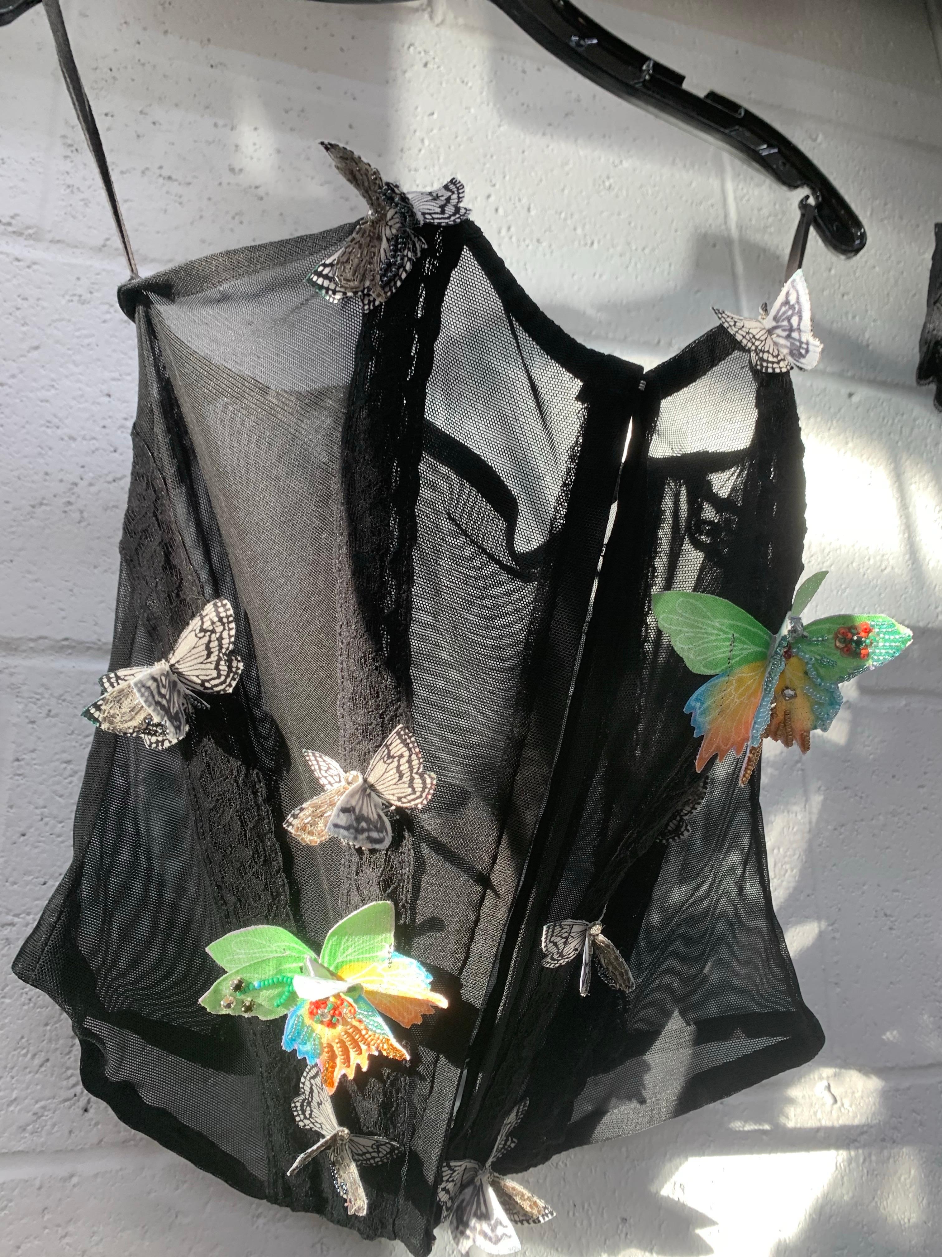 Torso Creations Schwarzes 3-teiliges Korsett aus Tüll und Spitze mit Unter-Dress & Umhang im Angebot 13