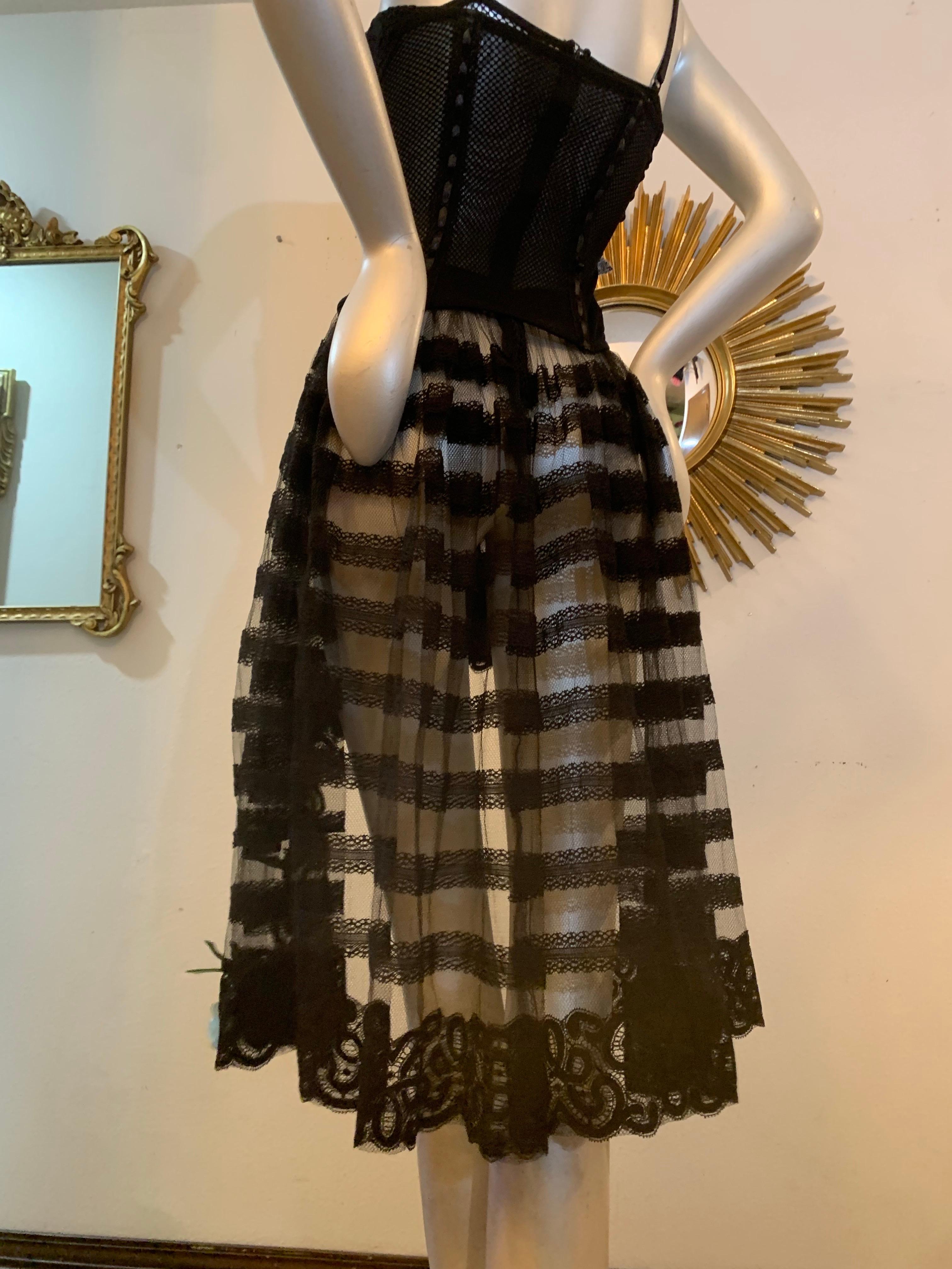 Torso Creations Schwarzes 3-teiliges Korsett aus Tüll und Spitze mit Unter-Dress & Umhang im Angebot 4
