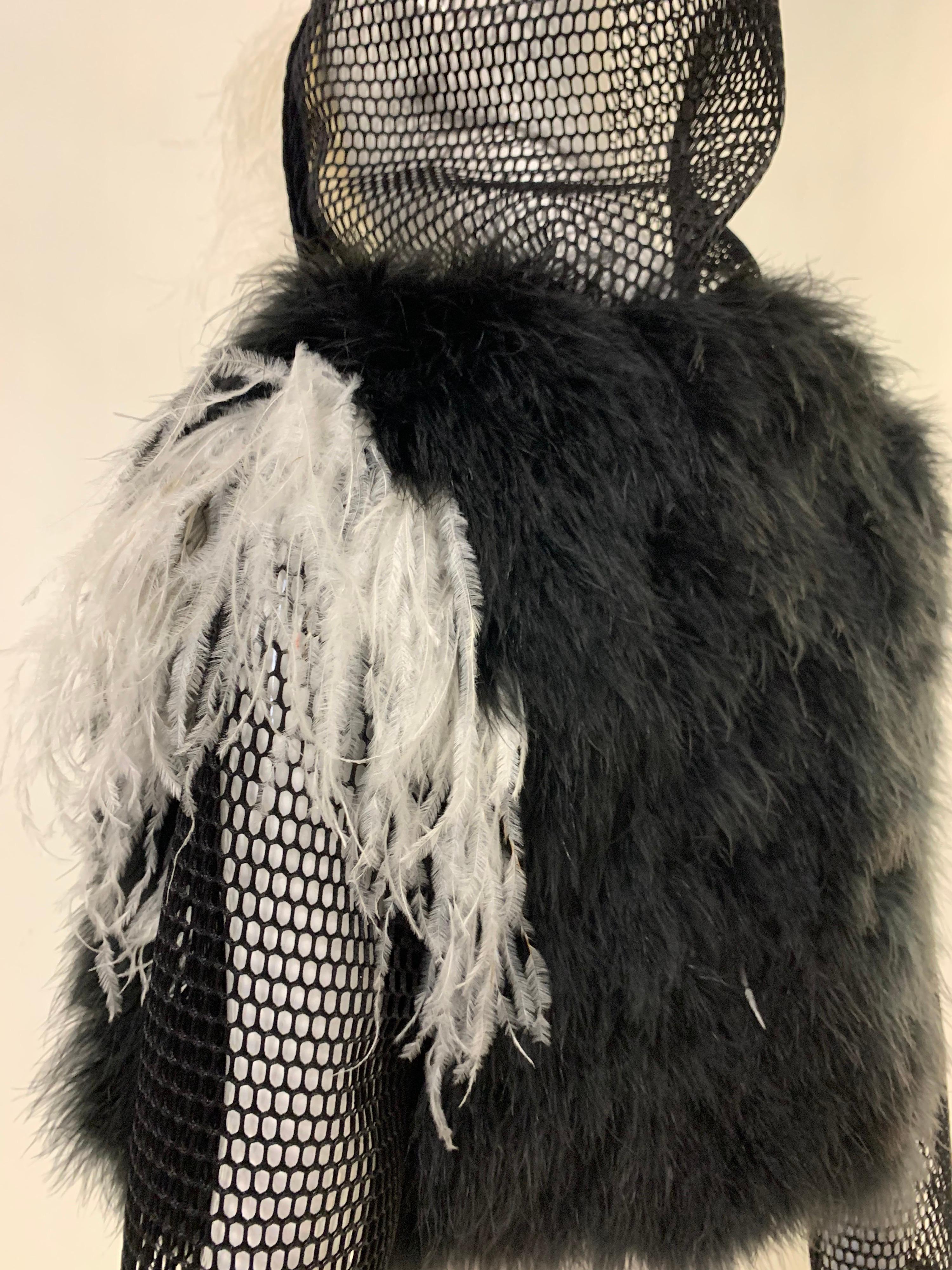 Torso Creations Schwarzer & weißer Kapuzenpullover mit Straußenfedern und schwarzem Mesh- Hoodie  im Angebot 6