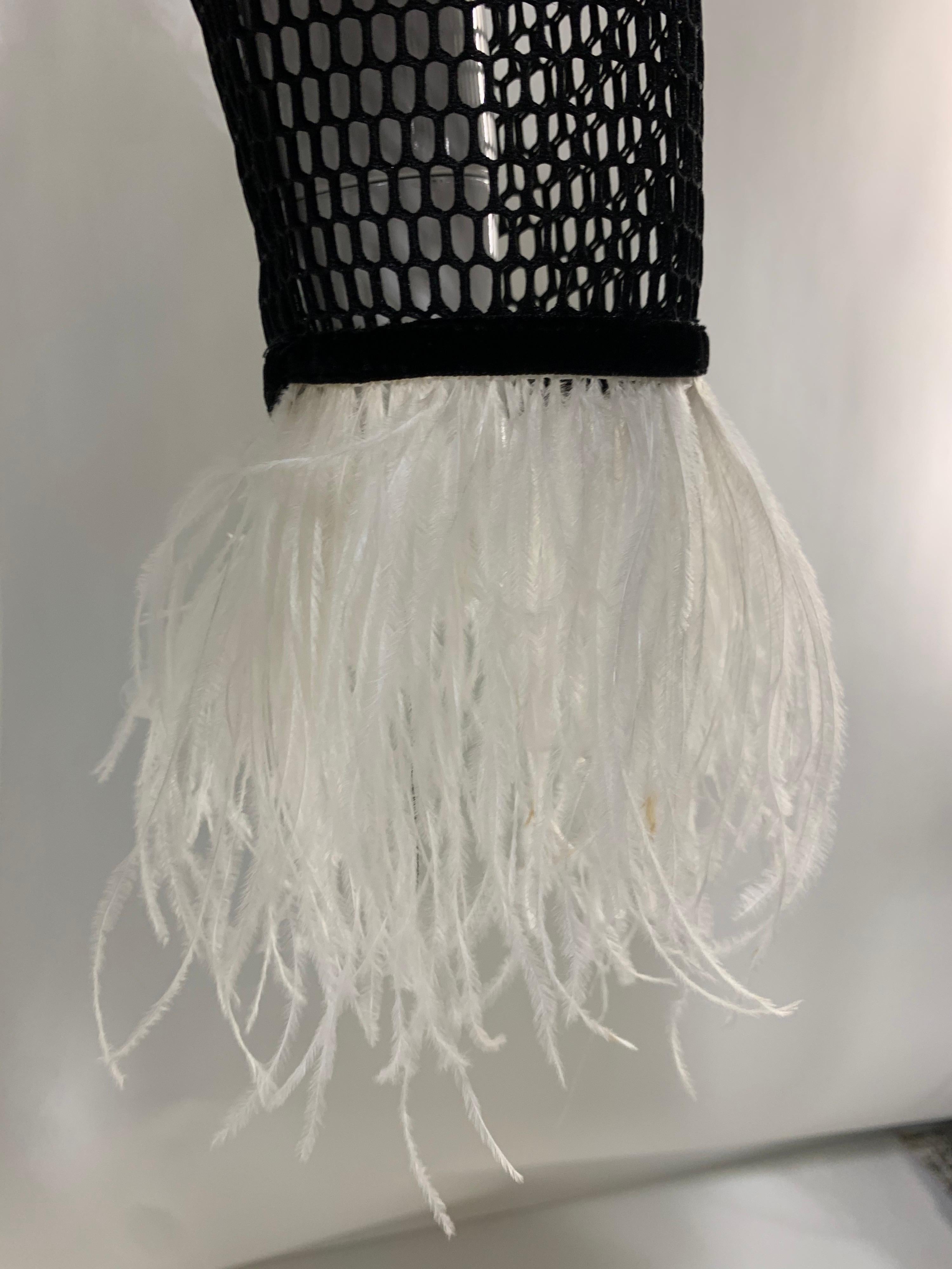 Torso Creations Schwarzer & weißer Kapuzenpullover mit Straußenfedern und schwarzem Mesh- Hoodie  im Angebot 3