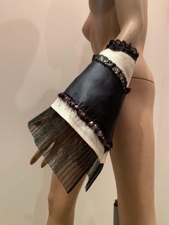 Torso Creations guanti a manica di camicia bianchi e neri con volant e pizzo in organza