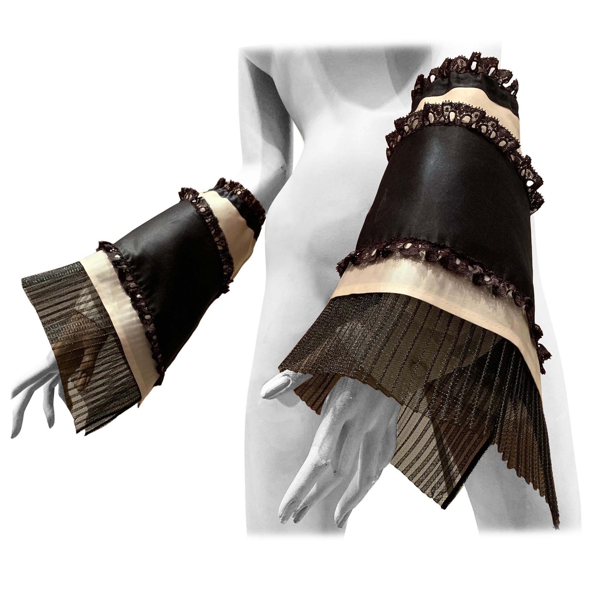 Créations de torse Gauntlets à manches chemise noirs et blancs avec volants en organza et dentelle en vente