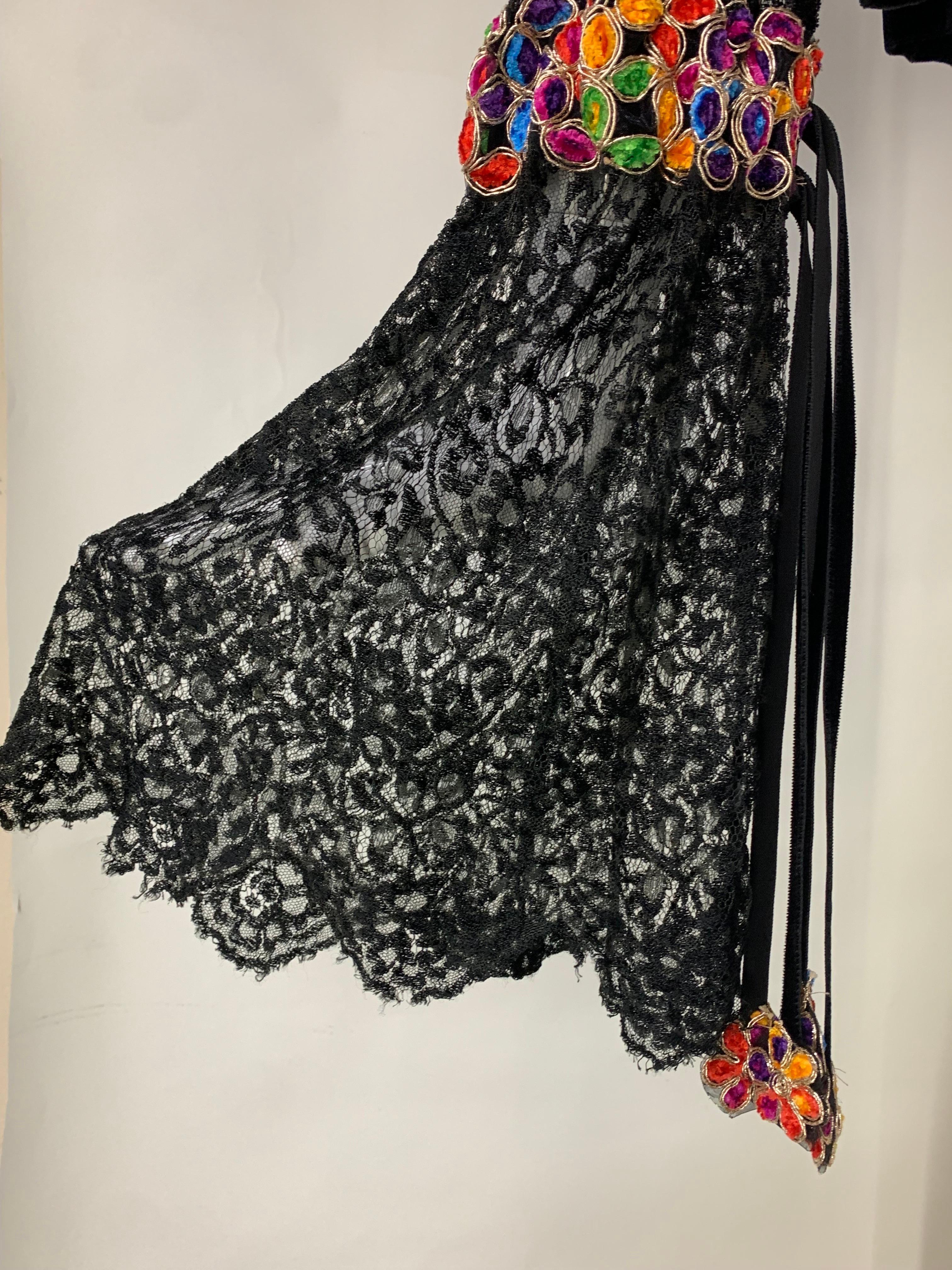 Torso Creations Chemisier en velours noir brodé de fleurs boho avec bordures en dentelle froncées en vente 1
