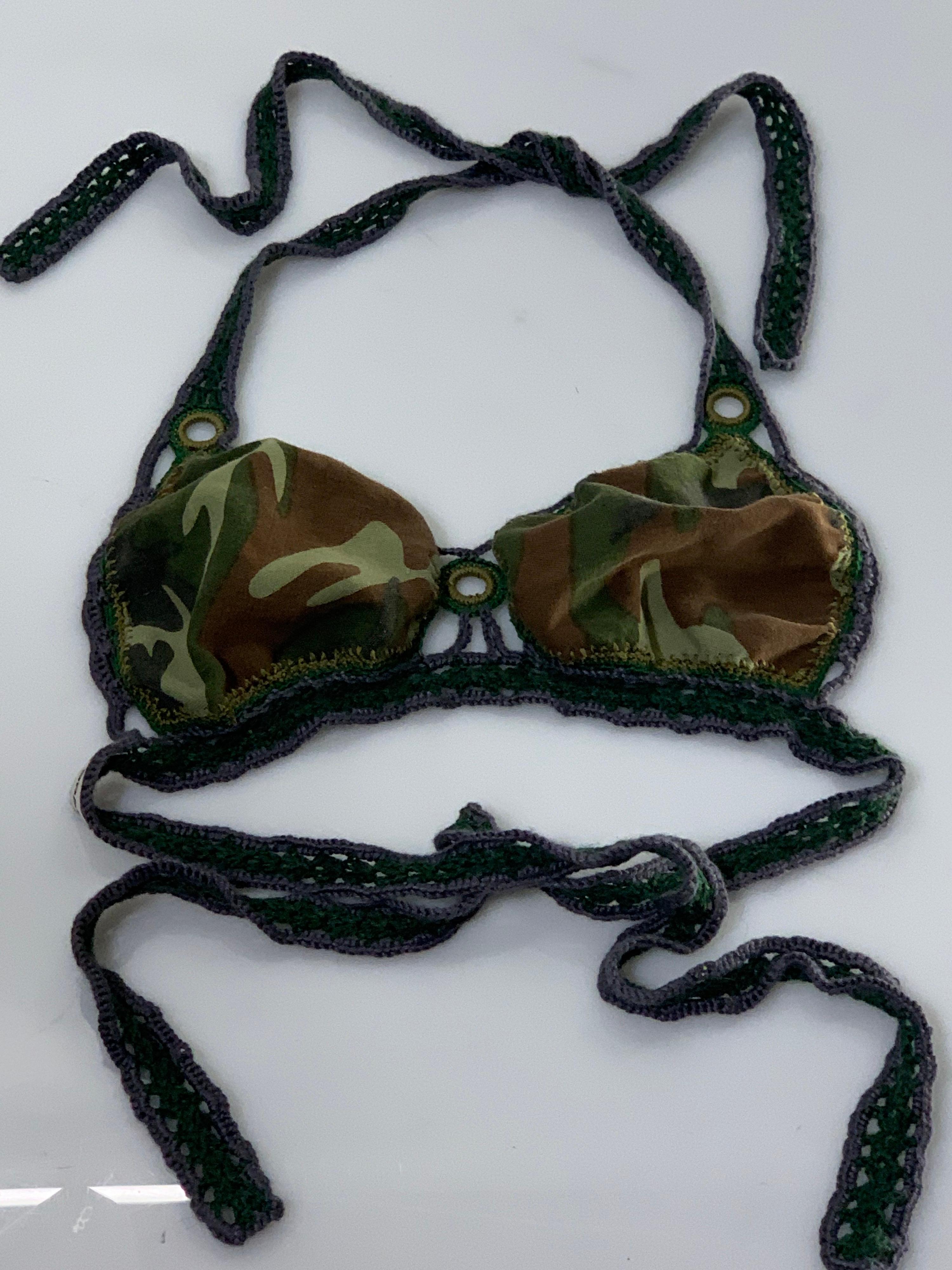 Bralette dos nu en coton et crochet crocheté à la main imprimé camouflage de Torso Creations  Pour femmes en vente