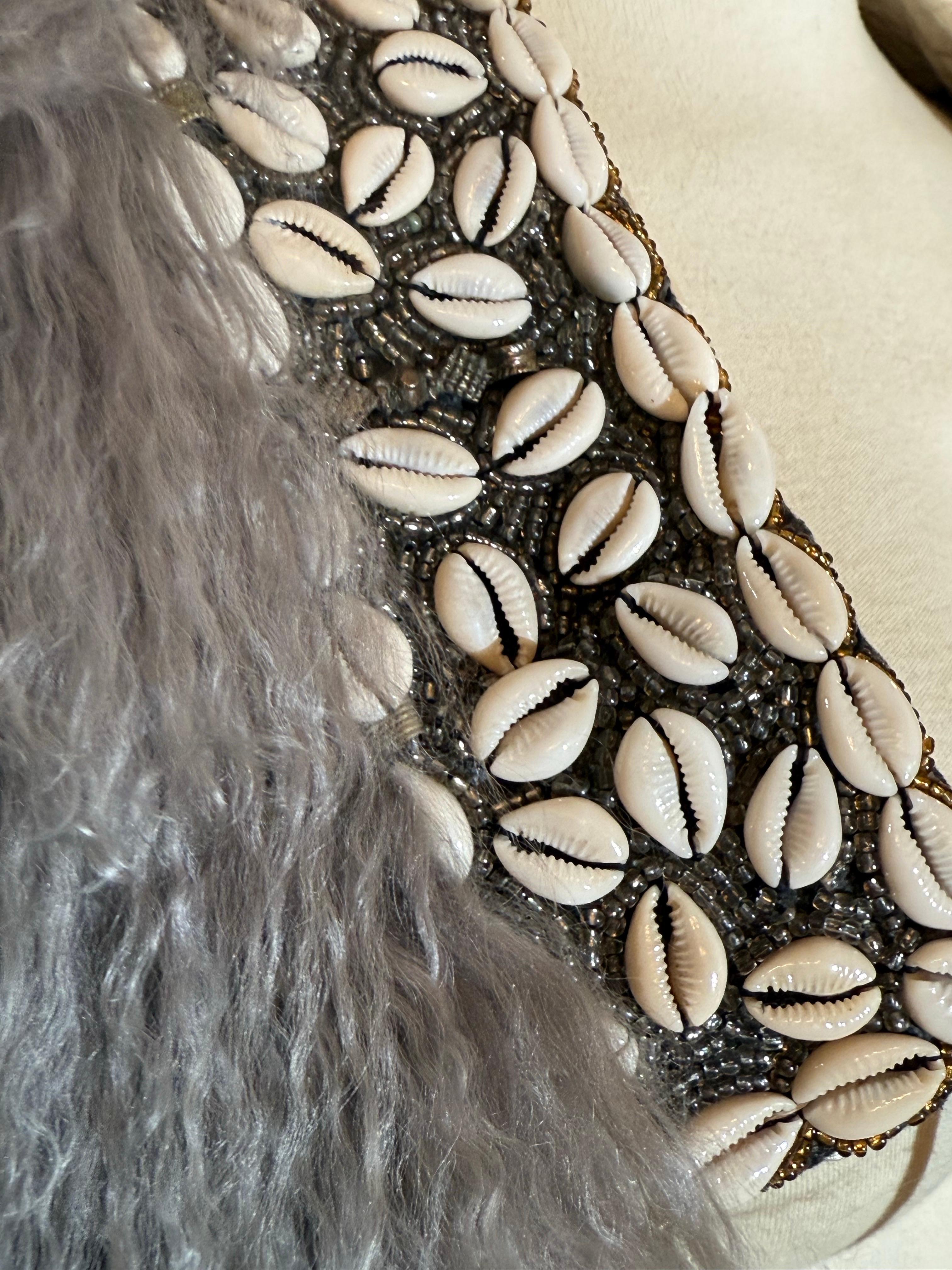Torso Creations Creme & Gold Ribbon Schal mit mongolischem Pelz &Tribal Coin Trim im Angebot 5