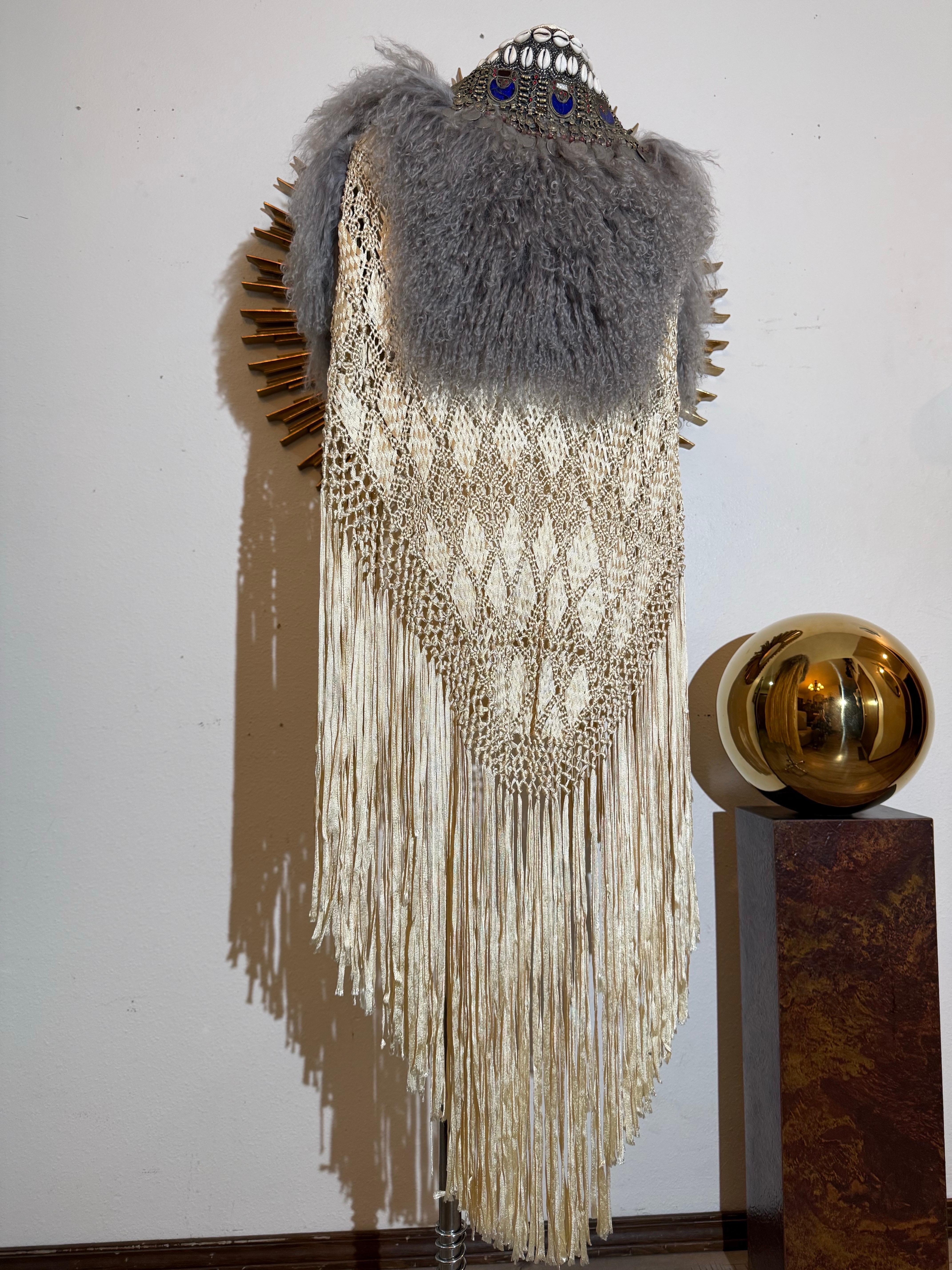 Torso Creations Creme & Gold Ribbon Schal mit mongolischem Pelz &Tribal Coin Trim im Angebot 6