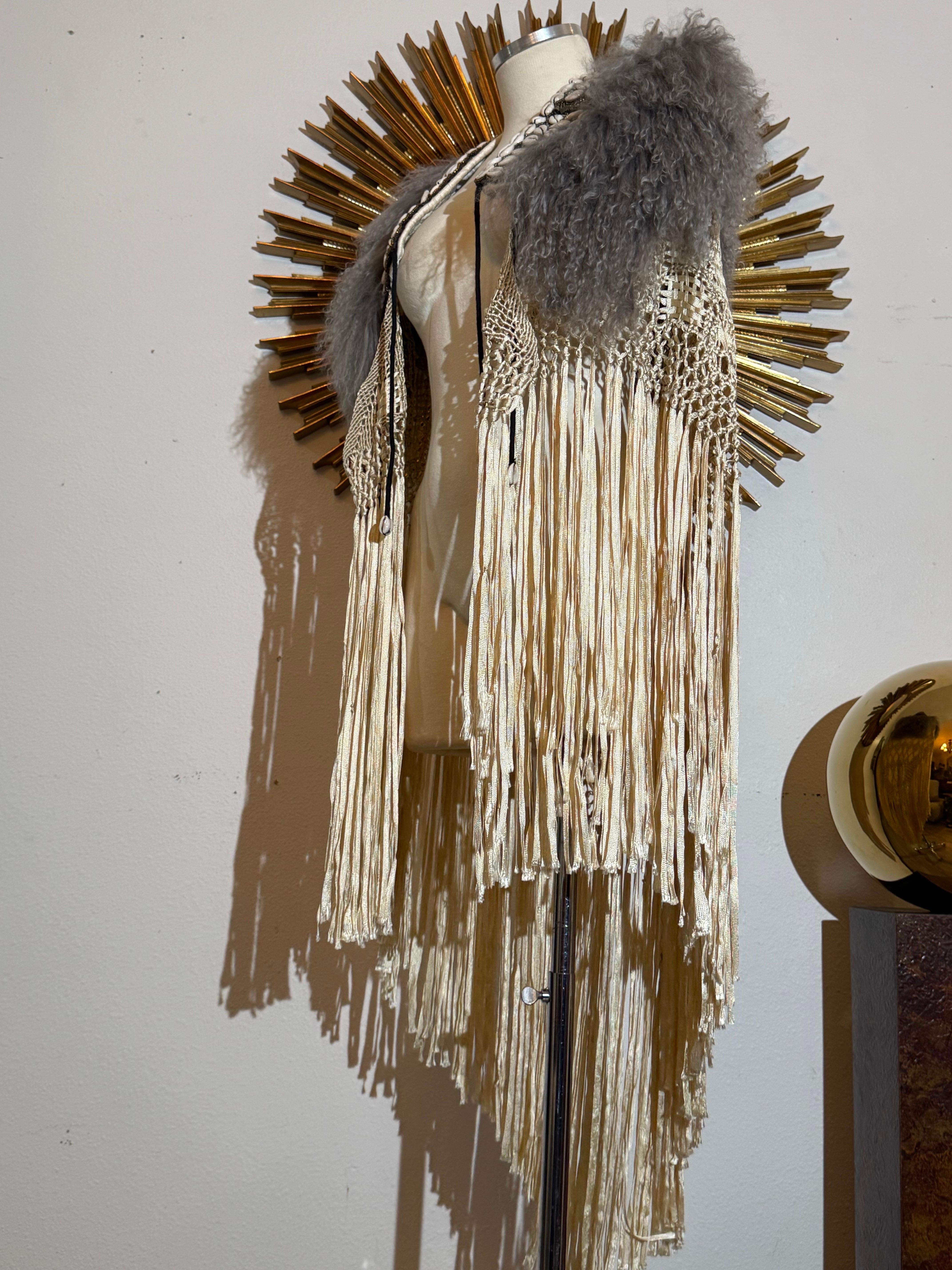 Torso Creations Creme & Gold Ribbon Schal mit mongolischem Pelz &Tribal Coin Trim im Angebot 7
