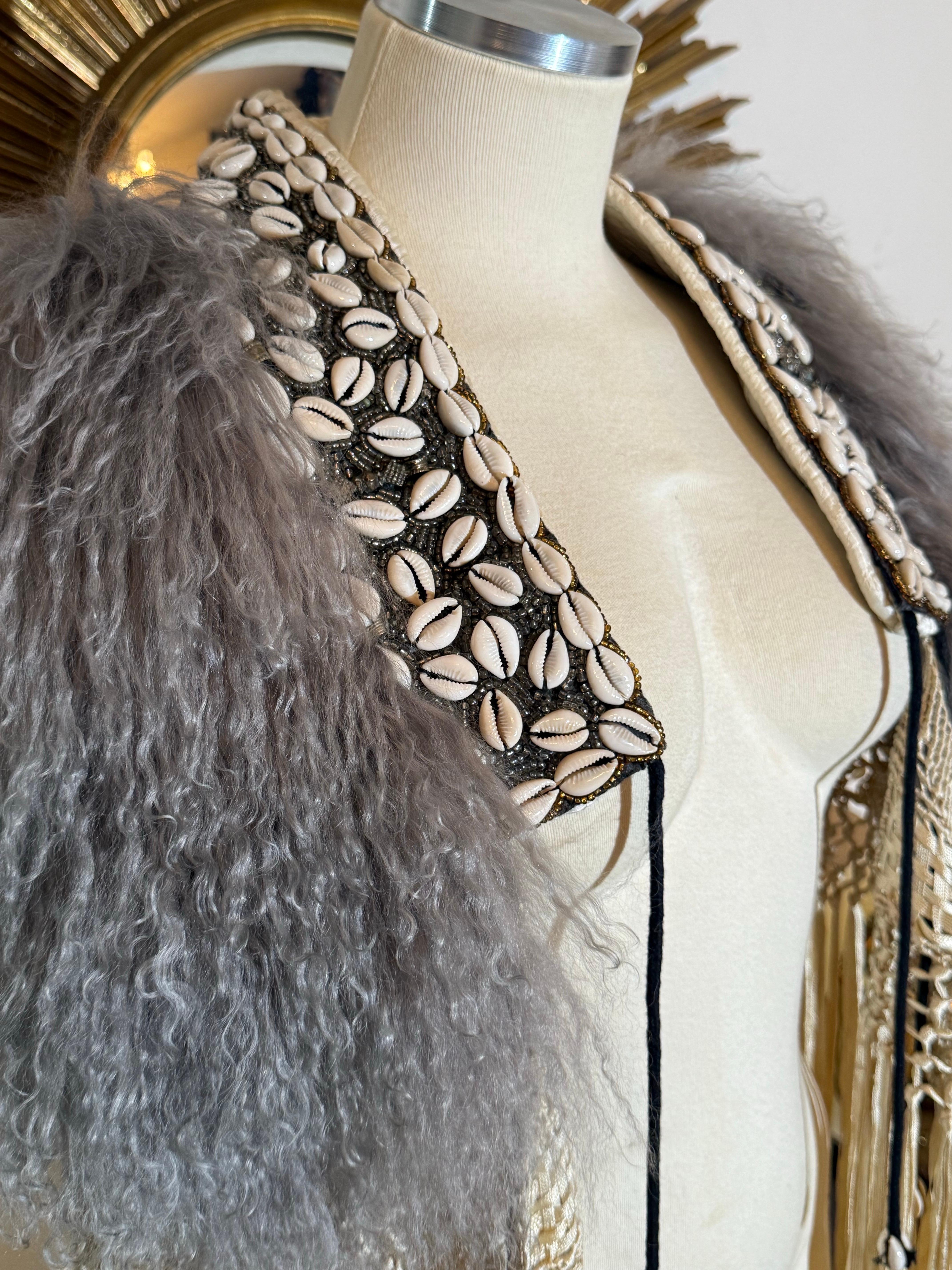 Torso Creations Creme & Gold Ribbon Schal mit mongolischem Pelz &Tribal Coin Trim im Angebot 8