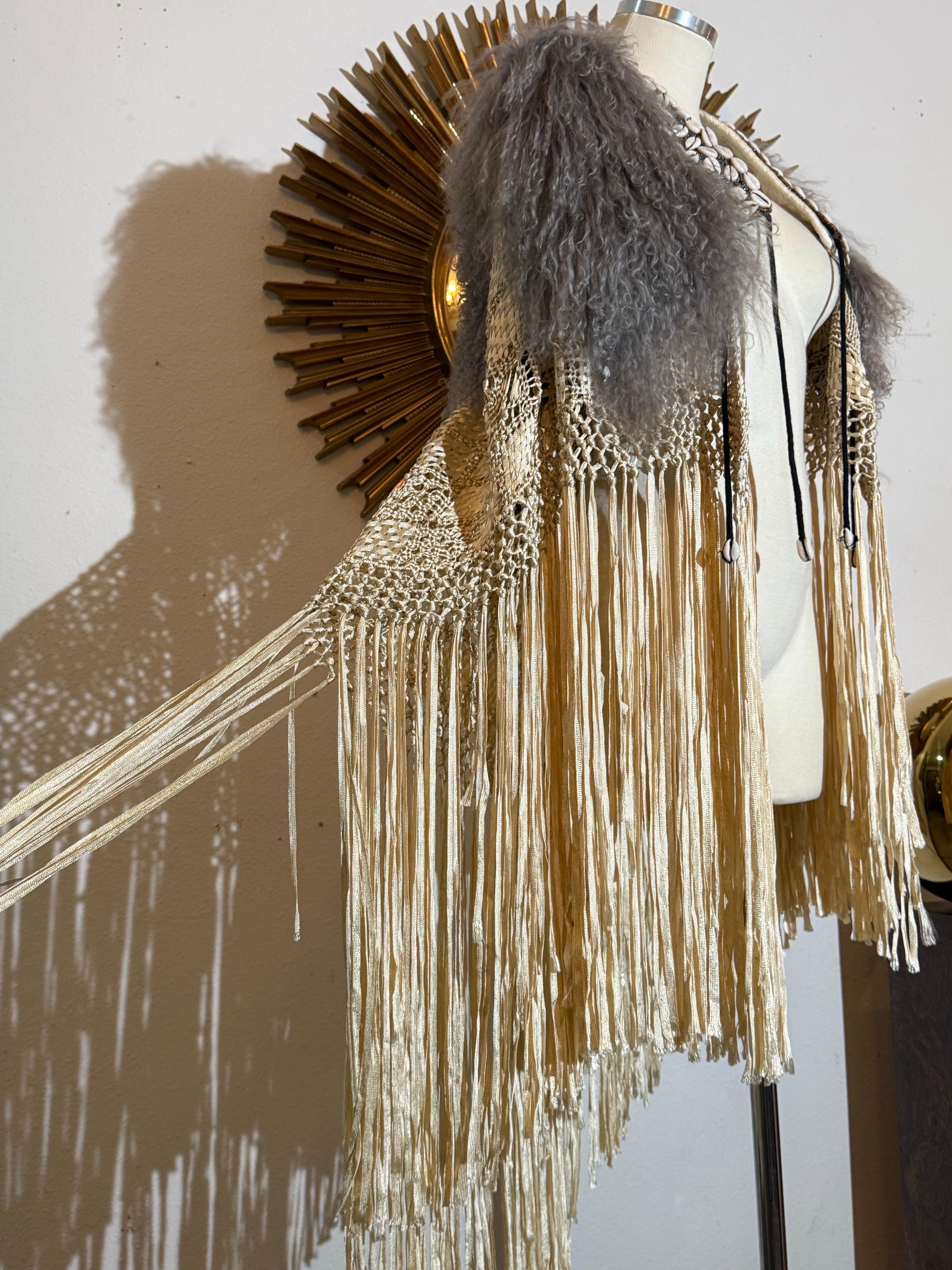 Torso Creations Creme & Gold Ribbon Schal mit mongolischem Pelz &Tribal Coin Trim im Angebot 9
