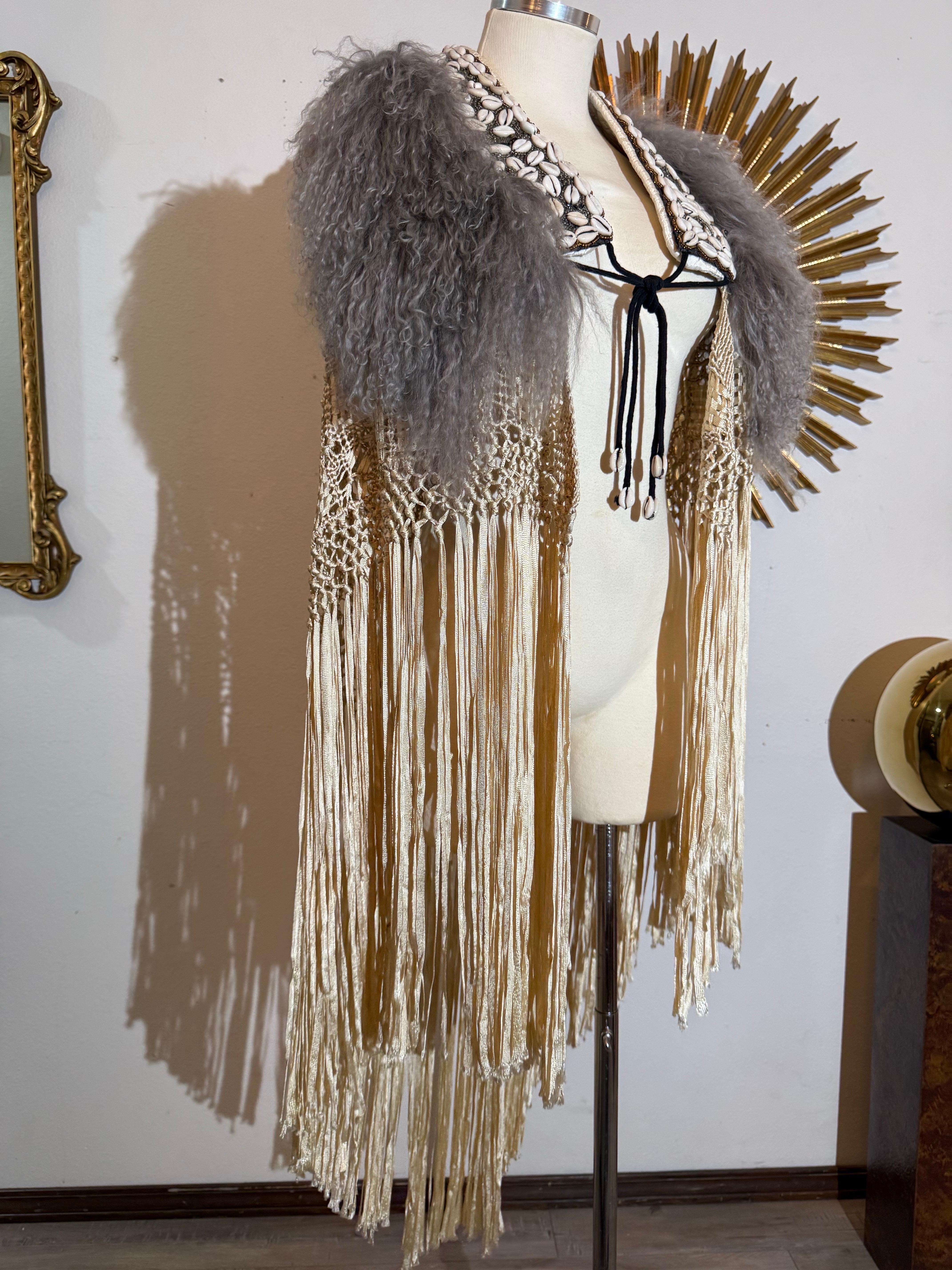 Torso Creations Creme & Gold Ribbon Schal mit mongolischen Pelz &Tribal Münze trimmen:  Der taubengraue mongolische Pelzkragen ist mit Kaurimuscheln und antiken Silbermünzen verziert. Rautenmakramee gemusterter Bandschal mit schweren langen Fransen.