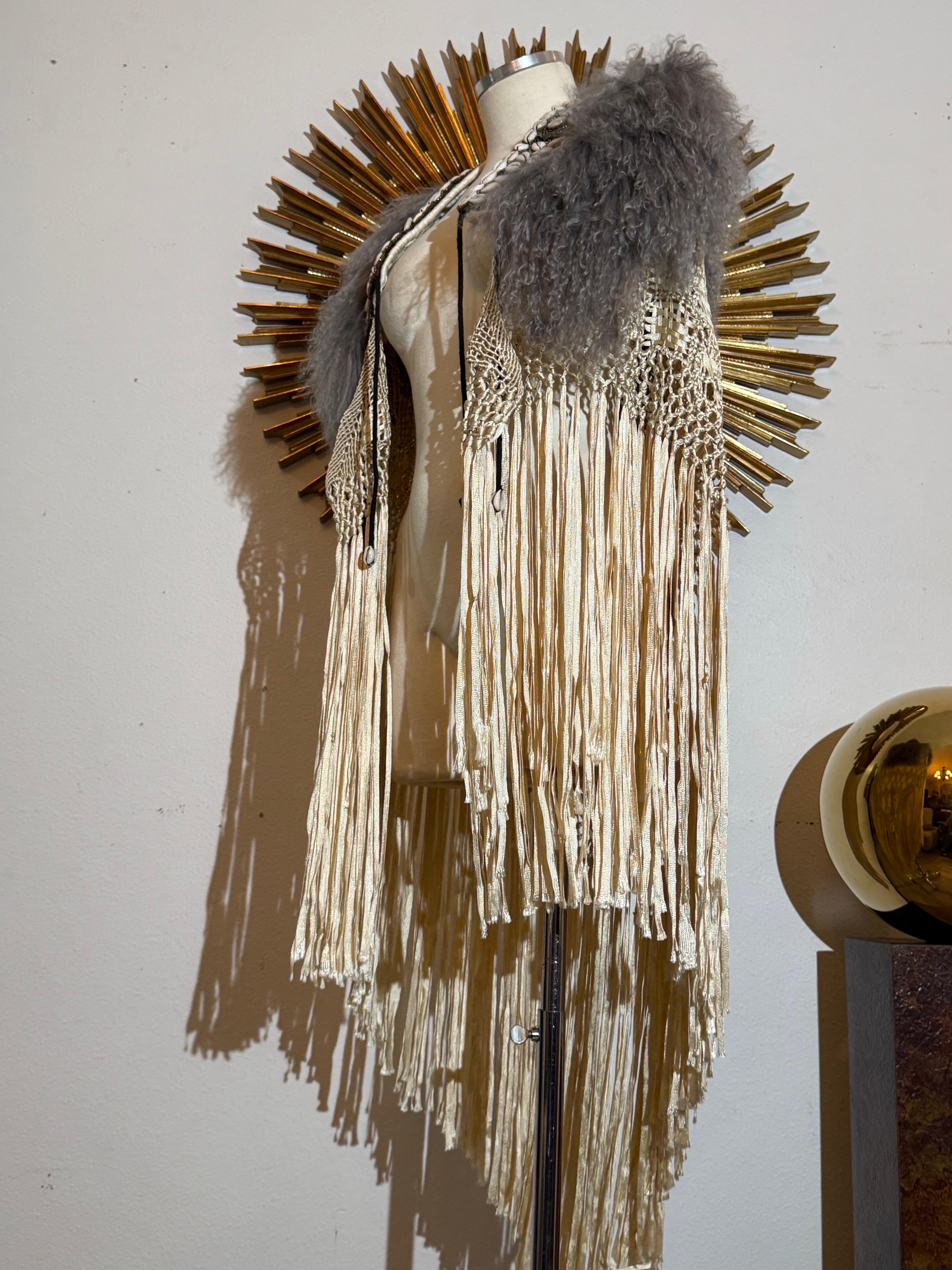 Torso Creations Creme & Gold Ribbon Schal mit mongolischem Pelz &Tribal Coin Trim im Zustand „Hervorragend“ im Angebot in Gresham, OR